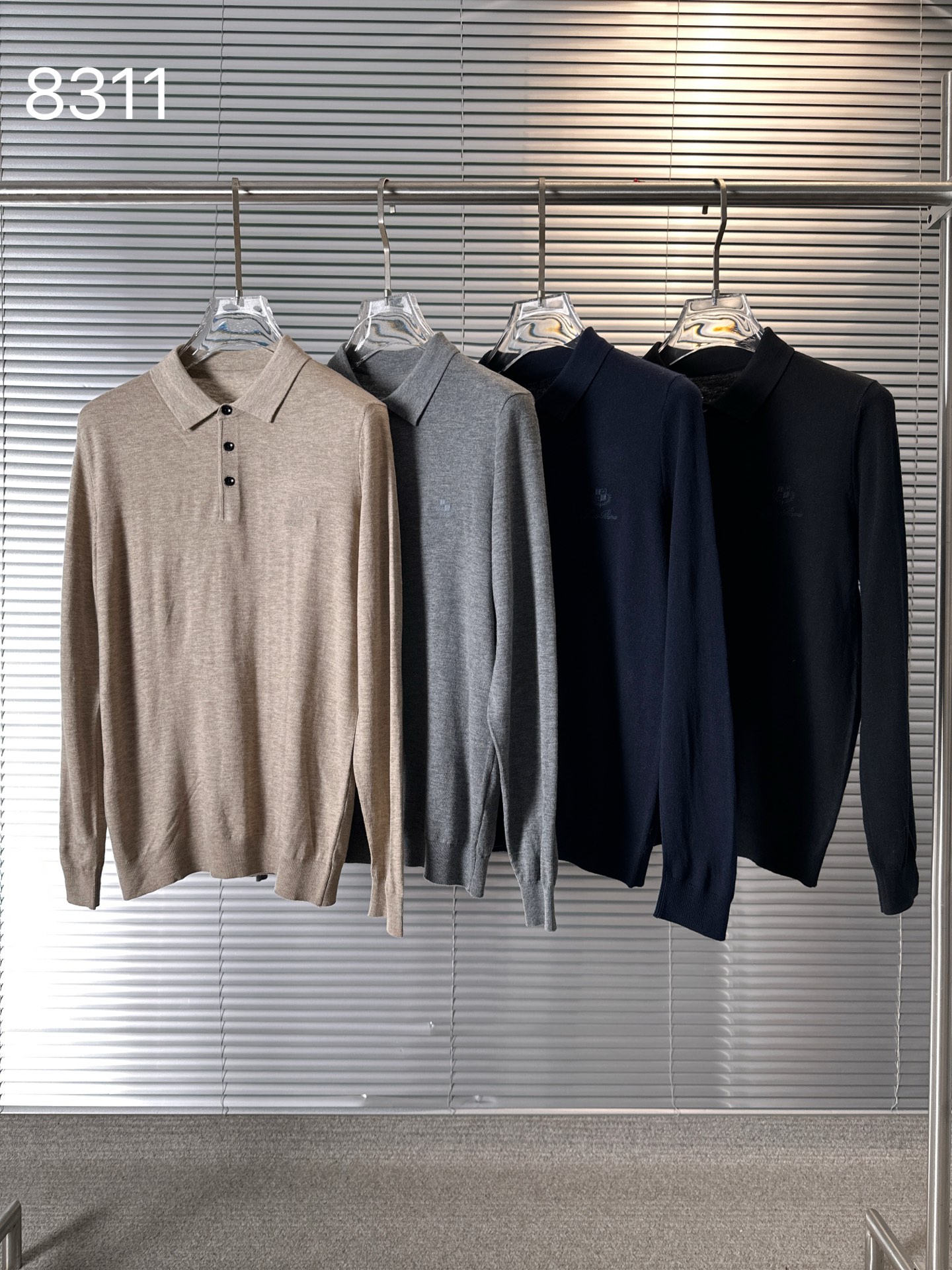 NO:526622,8311 LP...Nuoyou 25 new autumn and winter style!  - Men's lapel long-sleeved wool base shirt, the latest men's base shirt for autumn and winter, new varieties of high-quality entry into Merino yarn, four-stand double-layer yarn can produce such high-end effects, trading company channel goods, winter star-level items, practical style for easy wear, universal basic versatile style, and the texture is first-class, 30 wool 40 acrylic 20 nylon 10 elastic fiber, skin-friendly and comfortable without tying, high-end fashionable base shirt is extremely comfortable and comfortable whether worn alone or inside, prevents pilling deformation, and is an excellent texture suitable for close-fitting. The minimalist brand logo highlights temperament and shows the high-end and invincible sense of fashion!  It is slim and not tight, and it is highly elastic on all sides. It is definitely a very comfortable upper body experience. It is a single item that can be worn in winter!  It is quite comfortable to wear in a down jacket, with neat and exquisite wiring, exquisite details, excellent upper body effect, no age limit, and is awesome on the Internet!  Color black Light khaki Light gray Royal blue Size L-4XL (only one size smaller 48=L), loro piano, down jacket, alexander wang198609098311 LP……诺悠 25秋冬季新款！-男士翻领长袖羊毛打底衫,秋冬最新款男士打底衫,新品种高品质进入美利诺纱线,四平针双层纱线才能出品如此高端的效果,贸易公司渠道货,冬季明星级别单品,好穿的实用派,万能基础百搭款式,质感更是一级棒,30羊毛40晴纶20锦纶10弹力蛋白纤维,亲肤舒适不扎人,无论单穿还是内搭都极为舒适的高级时尚的打底衫,防止起球变形,适合贴身穿的绝佳质地.极简品牌logo凸显气质,彰显高级无敌时髦感！修身不紧身,四面高弹,绝对是非常舒适的上身体验感,入冬内搭神物单品！穿在羽绒服里面相当的舒适体验,走线工整精致,细节精湛上身效果十分出色,无年龄层次限定,傲视全网的精品！ 颜色黑色 浅卡其色 浅灰色 宝蓝色 尺码L-4XL（偏小一码 48=L）,,loro piana,down jacket,alexander wang,Men's clothing