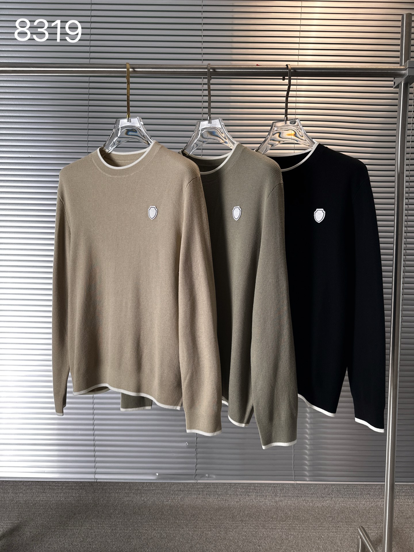 NO:526618,8319 BC... 25 new product in autumn and winter - men's wool knitted round-neck pullover simple and old design, with a full temperament on the upper body, creating a fashionable and outstanding exquisite feeling!  The overall outer body is made of solid colors, and the upper body has no cumbersome feeling. The overall design feels really high-end. The brand's classic elements are interpreted in a new style. It is the perfect first choice for single wear or inner wear in spring, autumn and winter!  The conventional style cut has a very good matching performance. Whether it is business negotiation or home camping, it can be worn as an inner and outer wear. This wool sweater is carefully woven with imported 50 wool acrylic yarn. Australian Merino wool is a prettier product among wool. Its gloss and softness are not comparable to ordinary wool. The fiber fineness is only 1/10 of a hair, without the hard feeling of wool. The whole fabric is crisp and thin, with high softness and fineness, which allows the yarn to have strong rebound. It will not deform for a long time and will have a soft and wrinkle-resistant, not easy to pill, tight and sturdy woven surface, and has a delicate texture. It is a sewing stitcher with more than 10 years of experience, and has 14 processes, one stitched with wool. Both sides are sewn by wool, soft, delicate and elastic, and it is not pilling, and it does not shrink. The color is black  Light card color Sage color Size M～3XL (48-56), alexander wang198609098319 BC……25秋冬季新品-男士羊毛针织圆领套头衫 简约老设计,上身就是气质满满,打造时髦出众的精致感！ 外衣身整体为纯色打造,上身毫无累赘感,整体设计感真的非常高级,将品牌经典元素以全新风格诠释,是春秋冬单穿或内搭的完美首选！常规的版型剪裁,其搭配性能超乎相当到位,不管是商务洽谈还是居家露营,都可作为内搭和外穿. 这款羊毛衫甄选进口50羊毛腈纶纱线精心织造,澳大利亚美丽诺羊毛,羊毛中的岌品,其光泽度和柔顺感非一般羊毛可以相比的,纤维细度只有一根头发丝的1/10,毫无羊毛的硬扎感.整个面料挺括轻薄,柔软细密度很高,让纱线拥有炒强的回弹,长久穿着不会变形拥有柔软抗皱、不易起球、紧密结实的织面,拥有细腻的肌理感.由10年以上工龄的缝纫师,经过14道工序,一针一线手工缝制而成.正反两面都是羊毛缝制的,柔软细腻富有弹性,还不扎人,不起球,不缩水. 颜色黑色 浅卡色 鼠尾草色 尺码M～3XL（48-56）,,alexander wang,Men's clothing