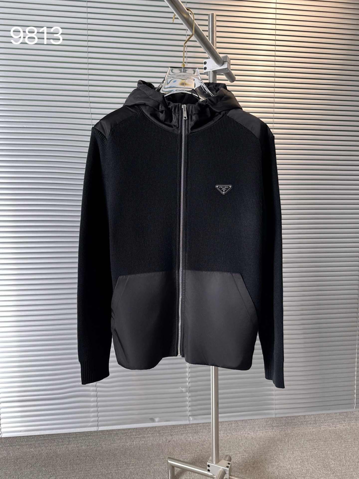 NO:526616,9813 New Pra...Pra 25Fw Autumn and Winter New Fashion Show Hooded Zipper Knit Cardigan First Online. A cardigan sweater jacket that Pjia is quite popular this year must have seen on many bloggers and celebrities. This style is not scary. It looks bad at first glance. It is terrible. It is terrible. So carefully selected. Quality check. 26 Basulan wool and Leisel fiber blended. Different from ordinary full wool material. The materials of exclusive spinning are incomparable to the styles on the market. Anti-pilling and shrinking. It feels very comfortable to touch and not tie. Double-layer thickened ingot needle pit strip weaving. All splicing parts are added with cotton. The visual slimming effect is wider and more unique. High cost. Long construction period. Original customized triangle metal leather labels highlight the brand identity. It is gentle and casual. Loose and lazy style.  It is also very inclusive to the figure. Xiaohongshu Kuaishou’s popular men and women’s styles. Color black. Size 48-56 (175 125 catties. 48), prada, prada, jackets & coats, sweaters, hats, alexander wang198609099813 新款Pra……普拉 25Fw 秋冬新款时装走秀连帽拉链针织开衫 全网首发 P家今年相当火的一款开衫毛衣外套想必大家也在很多博主和明星身上见过啦 这种款撞衫不可怕 一眼看上去质量就拉胯的才可怕 所以精挑细选 质量把关 26支巴素兰羊毛莱塞尔纤维混纺而成.区别于普通的全羊毛材质 独家锭纺的材质保暖性和性价比都是市面上的款式无法比拟的 抗起球和抗缩水 手感很舒服 贴身也不扎 双层加厚元宝针坑条织法 拼接部位全部加棉 视觉显瘦效果更挺阔 更有独特感 成本高 工期长 原版定制三角金属皮标 更加凸显品牌身份 既温柔又休闲 宽松慵懒风格 对身材的包容性也非常好 小红书快手大热门男女同款  颜色黑色 尺码48-56（175 125斤48）,,prada,prada,jackets & coats,sweaters,hats,alexander wang,Men's clothing