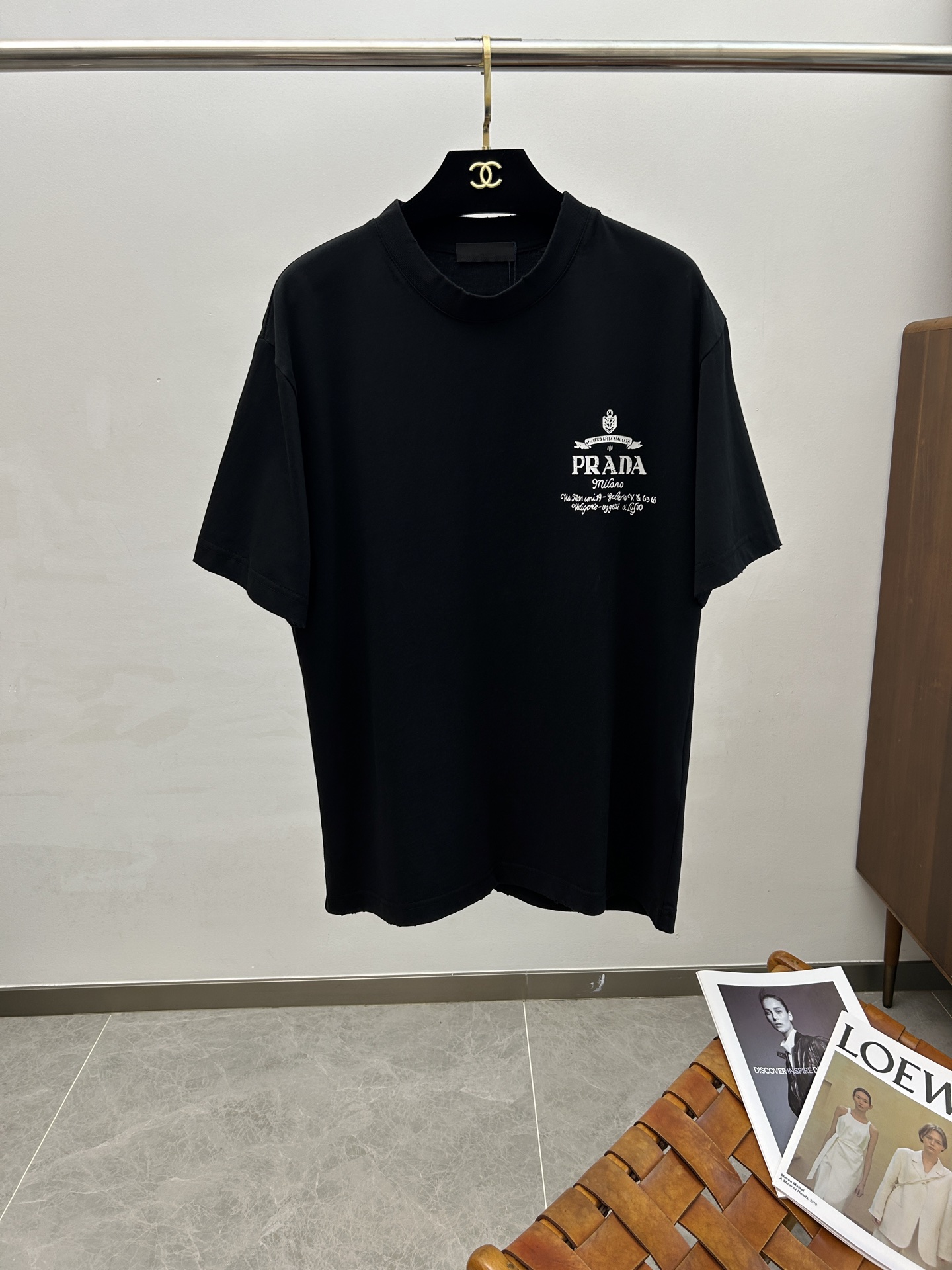 NO:410835,Prada 2025 new original single men's casual wide version short-sleeved T-shirt!  High-end customization, high-end version, fashionable and versatile, loose version, original imported double-strand pure cotton fabric, threaded cuffs, neckline hem, super soft and delicate, skin-friendly and comfortable to wear, high-end boutique, OEM, fine-made top body, very good, men's essential items, three-standard size, size xs-xL maximum size can be worn about 200 catties,,prada, T-shirt,tees, t-shirt,alexander wang19860909普拉达 2025新款原单男士休闲阔版短袖T恤！高端定制 高版本 时尚百搭爆款 宽松版 原版进口双股纯棉面料 螺纹袖口.领口衣摆 手感超柔软细腻 穿着亲肤舒适 高端精品 代工厂精细做上身非常赞 男士必备单品 三标齐全 尺码xs-xL最大码可穿200斤左右,,prada,T-shirt,tees，t-shirt,alexander wang,Men's clothing