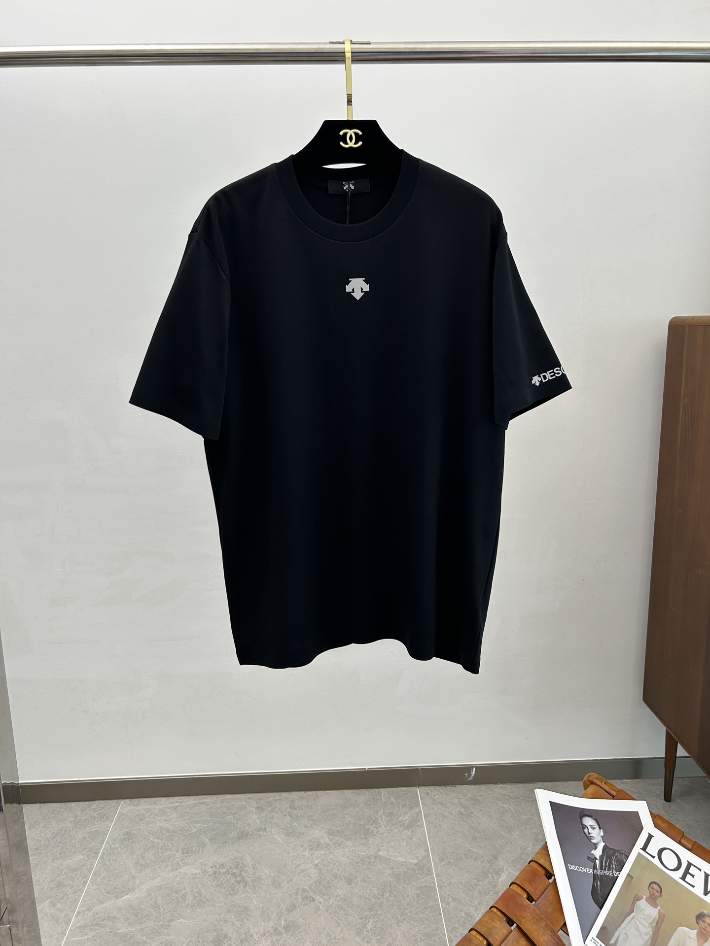 NO:417610,DES2025 Spring and Summer New Short Sleeves The overall color is bright and bright, with a smooth and soft feel, with a strong drape, natural and soft texture, super comfortable in the body, and a strong drape!  T-shirts are very comfortable and practical in daily wear, super toughness is better than ordinary cotton texture. The fabric is delicate, soft and skin-friendly, with a light and cool touch, bright color and high color fastness, good breathability and drape... Number of codes L-4XL, T-shirt,tees, t-shirt,alexander wang19860909DES2025 春夏新款短袖 整体上色泽较鲜明和光亮,手感顺滑揉软,悬垂感特强,质地自然柔软、贴身超级舒服,悬垂感特强！ T恤日常穿搭很自在很实用,超级的有韧性比起一般的棉手感质感都更好的,面料质地细腻、柔软、亲肤,触感轻薄凉爽,色泽艳丽色牢度高,透气性及悬垂性好..码数L-4XL,,T-shirt,tees，t-shirt,alexander wang,Men's clothing