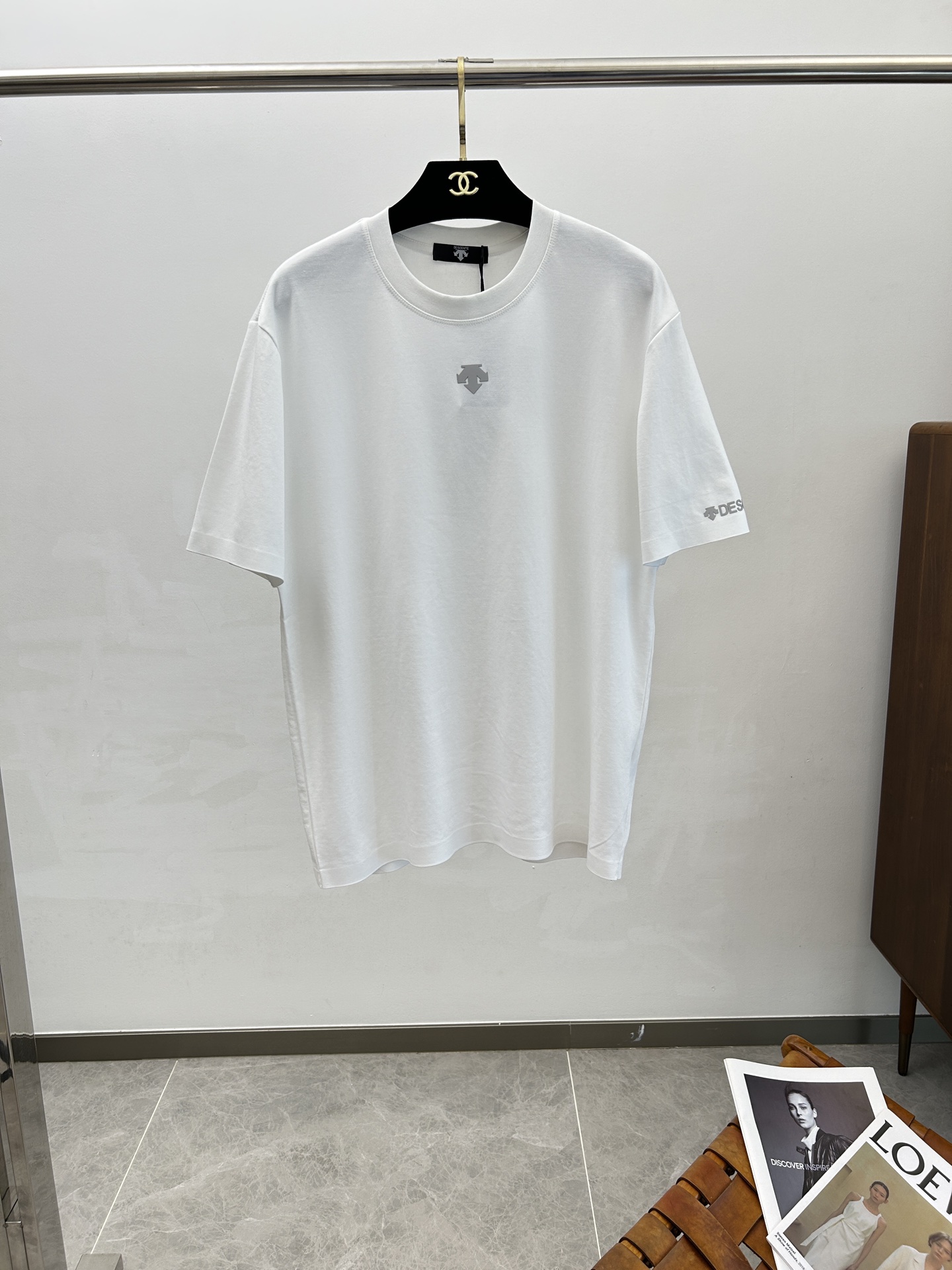 NO:410867,DES2025 Spring and Summer New Short Sleeves The overall color is bright and bright, with a smooth and soft feel, with a strong drape, natural and soft texture, super comfortable in the body, and a strong drape!  T-shirts are very comfortable and practical in daily wear, super toughness is better than ordinary cotton texture. The fabric is delicate, soft and skin-friendly, with a light and cool touch, bright color and high color fastness, good breathability and drape... Number of codes L-4XL, T-shirt,tees, t-shirt,alexander wang19860909DES2025 春夏新款短袖 整体上色泽较鲜明和光亮,手感顺滑揉软,悬垂感特强,质地自然柔软、贴身超级舒服,悬垂感特强！ T恤日常穿搭很自在很实用,超级的有韧性比起一般的棉手感质感都更好的,面料质地细腻、柔软、亲肤,触感轻薄凉爽,色泽艳丽色牢度高,透气性及悬垂性好..码数L-4XL,,T-shirt,tees，t-shirt,alexander wang,Men's clothing