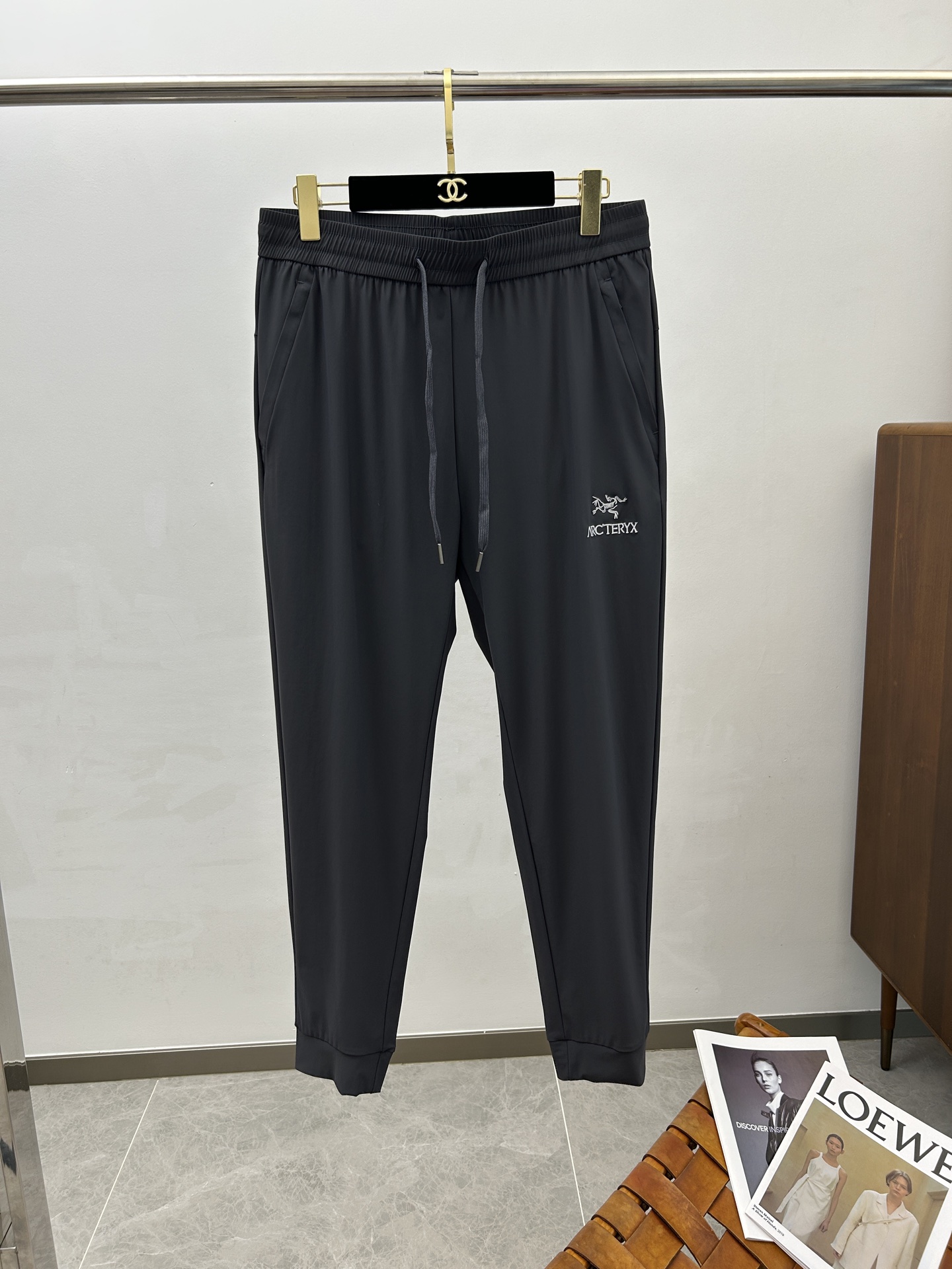 NO:410762,ARC25S men's casual pants The latest upper body style is invincible!  This style of pants is absolutely versatile, elastic waist, and can be worn for daily work. It is a perfect combination of fashionable and leisure and outdoor sports, so it is your best choice whether you wear it normally or outdoor. Extreme comfort and quick sweating are the most popular key points, improving the comfort of wearing and suitable for aerobics and trail running conditions. This style is a running casual pants with an extremely wide range of applications, allowing you to naturally maintain a love for sports in summer, or you can wear it in casual life. Size L-4XL,,alexander wang19860909ARC25S男士休闲裤 最新款上身版型无敌正！绝对可以闭眼收的一款,此款裤子非常百搭,弹力腰围,日常上班 户外运动都可以穿着,是时尚休闲与户外运动的完美结合,所以无论您平时穿或者户外穿都是您的最佳选择. 极致舒适和快速排汗是备受青睐的重点,提升穿着舒适度,适合有氧运动和越野跑条件下穿着,此款是一件适用范围极其广泛的跑步休闲裤,让你在夏天自然可以保持对运动热爱,也可以在休闲生活中穿着 尺码L-4XL,,alexander wang,Men's clothing