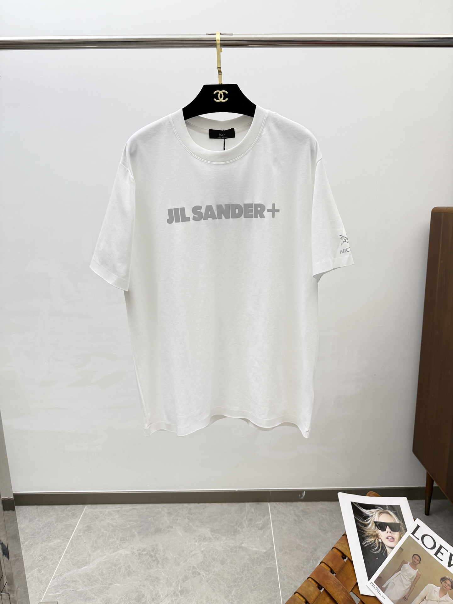 NO:412470,JIL and ARC jointly signed in 2025 exclusively for new models, original single men's casual short sleeves, high-end customization, high-end version, fashionable and versatile, imported fabric, super soft and delicate, skin-friendly and comfortable to wear, high-end boutique, OEM, fine-made, very good for men's essential items, complete three standards, code number L-4XL,, jil sander, T-shirt, alexander wang19860909JIL和ARC联名2025独家专供新款原单男士休闲短袖 高端定制 高端版本 时尚百搭爆款 进口面料 手感超柔软细腻 穿着亲肤舒适 高端精品 代工厂精细做上身非常赞 男士必备单品 三标齐全 码数L-4XL,,jil sander,T-shirt,alexander wang,Men's clothing