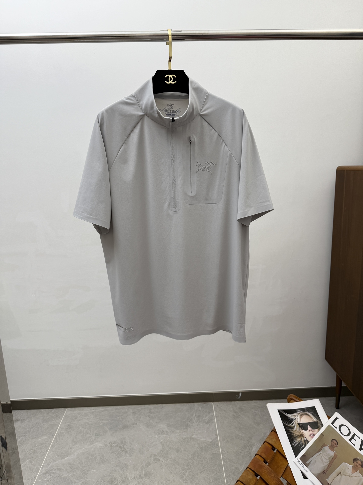 NO:410803,ARC2025 spring and summer new semi-zipper short sleeves have a bright and bright overall color, smooth and soft feel, with a strong drape, natural and soft texture, super comfortable in the body, and a strong drape!  T-shirts are very comfortable and practical in daily wear, super toughness is better than ordinary cotton, the texture is delicate, soft and skin-friendly, the touch is light and cool, the color is bright and the color is fast, the breathability and drape are good.. Number of codes M-5XL, T-shirt,tees, t-shirt,alexander wang19860909ARC2025 春夏新款半拉链短袖 整体上色泽较鲜明和光亮,手感顺滑揉软,悬垂感特强,质地自然柔软、贴身超级舒服,悬垂感特强！ T恤日常穿搭很自在很实用,超级的有韧性比起一般的棉手感质感都更好的,面料质地细腻、柔软、亲肤,触感轻薄凉爽,色泽艳丽色牢度高,透气性及悬垂性好..码数M-5XL,,T-shirt,tees，t-shirt,alexander wang,Men's clothing