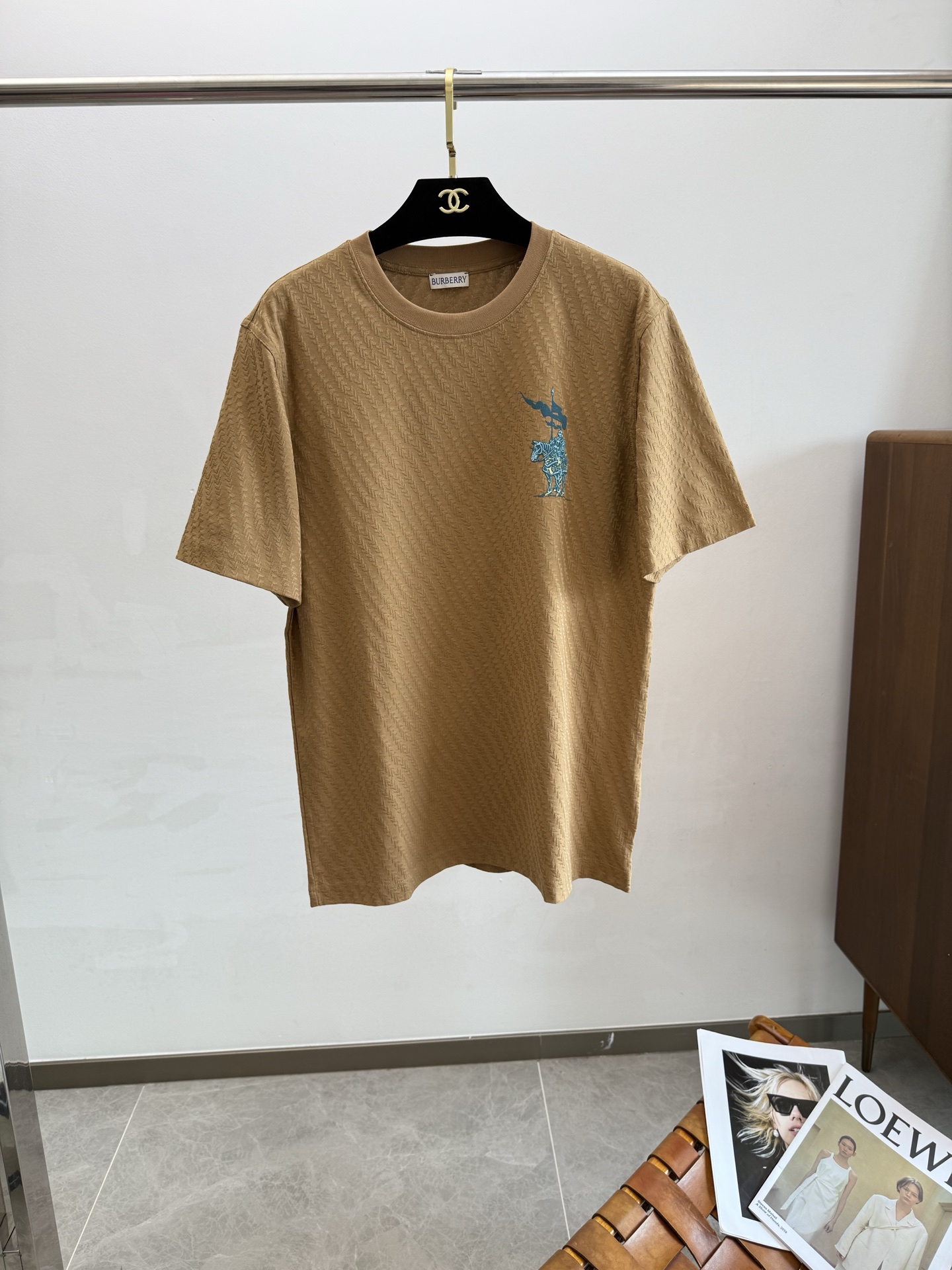 NO:410859,BUR2025 Spring and Summer new short-sleeved sleeves have bright and bright overall color, smooth and soft feel, with a strong drape, natural and soft texture, super comfortable close body, and a strong drape!  T-shirts are very comfortable and practical in daily wear, super toughness is better than ordinary cotton, the texture is delicate, soft and skin-friendly, the touch is light and cool, the color is bright and the color is fast, the breathability and drape are good.. M-3XL, burberry, T-shirt, tees, t-shirt, alexander wang19860909BUR2025 春夏新款短袖 整体上色泽较鲜明和光亮,手感顺滑揉软,悬垂感特强,质地自然柔软、贴身超级舒服,悬垂感特强！ T恤日常穿搭很自在很实用,超级的有韧性比起一般的棉手感质感都更好的,面料质地细腻、柔软、亲肤,触感轻薄凉爽,色泽艳丽色牢度高,透气性及悬垂性好..码数M-3XL,,burberry,T-shirt,tees，t-shirt,alexander wang,Men's clothing