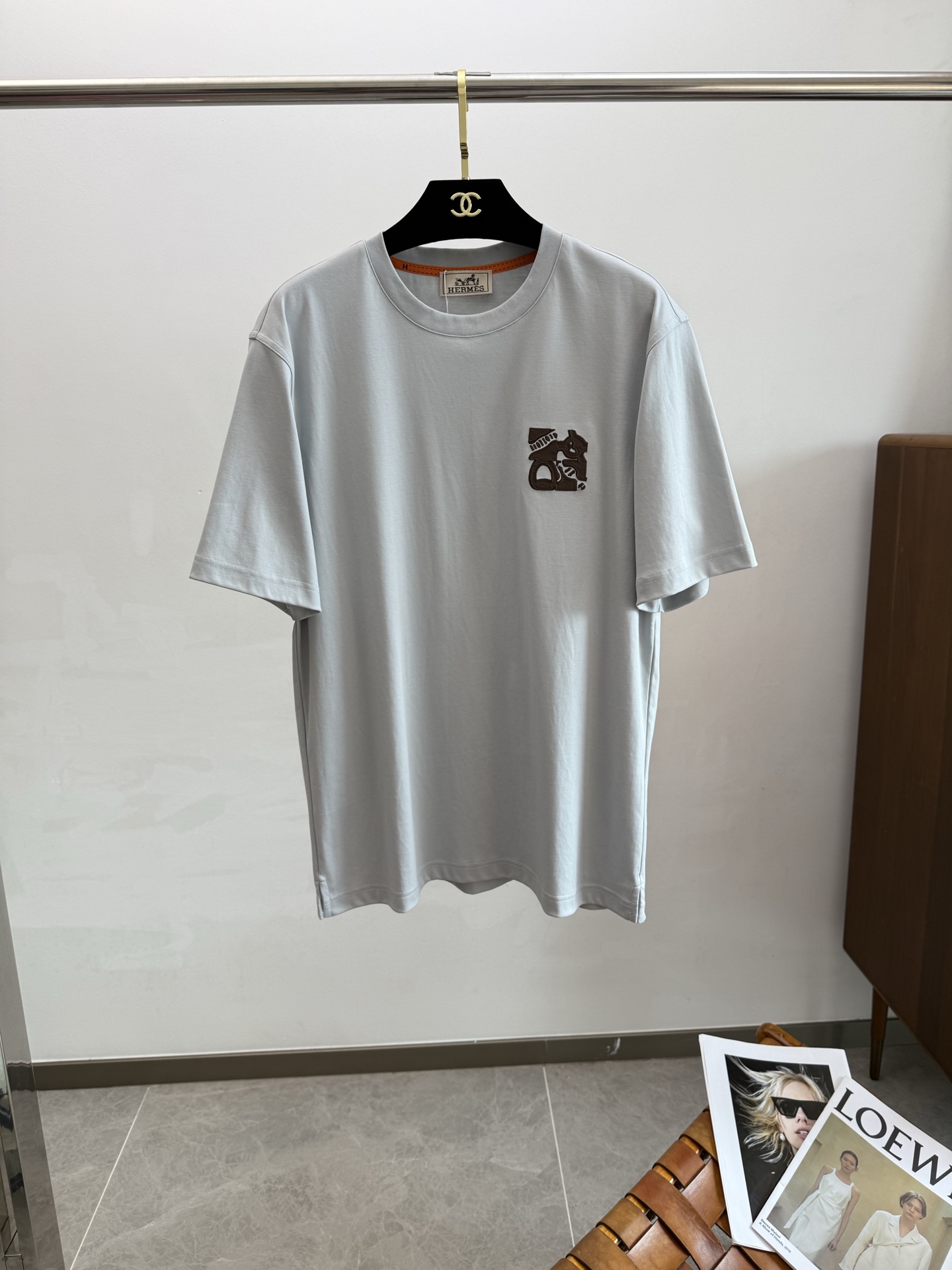 NO:410842,HER2025 spring and summer new short-sleeved sleeves have bright and bright overall color, smooth and soft feel, with a strong drape, natural and soft texture, super comfortable in the body, and a strong drape!  T-shirts are very comfortable and practical in daily wear, super toughness is better than ordinary cotton, the texture is delicate, soft and skin-friendly, the touch is light and cool, the color is bright and the color is fast, the breathability and drape are good.. Number of codes M-3XL, T-shirt,tees, t-shirt,alexander wang19860909HER2025 春夏新款短袖 整体上色泽较鲜明和光亮,手感顺滑揉软,悬垂感特强,质地自然柔软、贴身超级舒服,悬垂感特强！ T恤日常穿搭很自在很实用,超级的有韧性比起一般的棉手感质感都更好的,面料质地细腻、柔软、亲肤,触感轻薄凉爽,色泽艳丽色牢度高,透气性及悬垂性好..码数M-3XL,,T-shirt,tees，t-shirt,alexander wang,Men's clothing