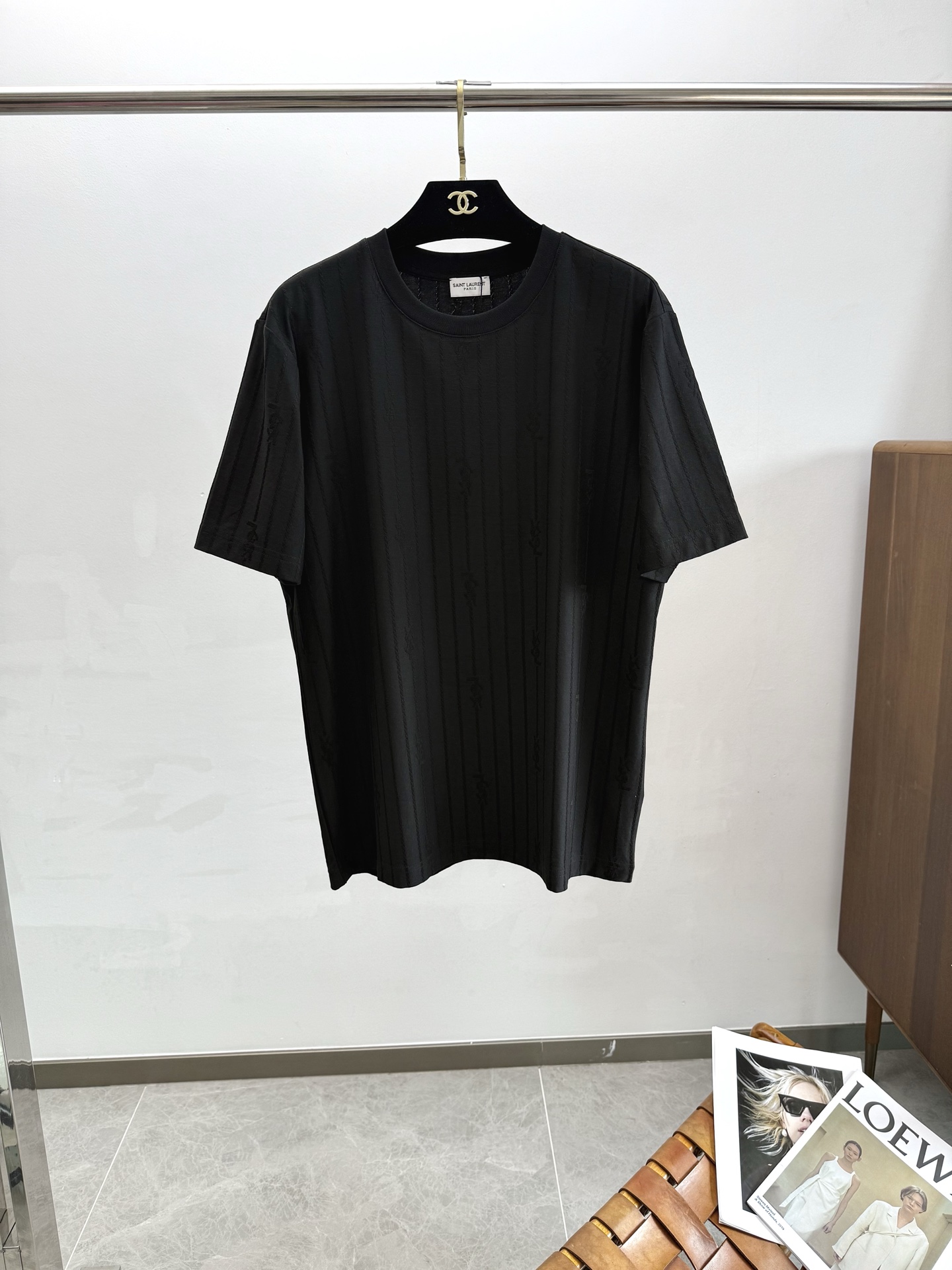 NO:410819,YSL2025 spring and summer new short-sleeved sleeves have bright and bright overall color, smooth and soft feel, with a strong drape, natural and soft texture, super comfortable in the body, and a strong drape!  T-shirts are very comfortable and practical in daily wear, super toughness is better than ordinary cotton, the texture is delicate, soft and skin-friendly, the touch is light and cool, the color is bright and the color is fast, the breathability and drape are good.. M-3XL, saint laurent, T-shirt, tees, t-shirt, alexander wang19860909YSL2025 春夏新款短袖 整体上色泽较鲜明和光亮,手感顺滑揉软,悬垂感特强,质地自然柔软、贴身超级舒服,悬垂感特强！ T恤日常穿搭很自在很实用,超级的有韧性比起一般的棉手感质感都更好的,面料质地细腻、柔软、亲肤,触感轻薄凉爽,色泽艳丽色牢度高,透气性及悬垂性好..码数M-3XL,,saint laurent,T-shirt,tees，t-shirt,alexander wang,Men's clothing