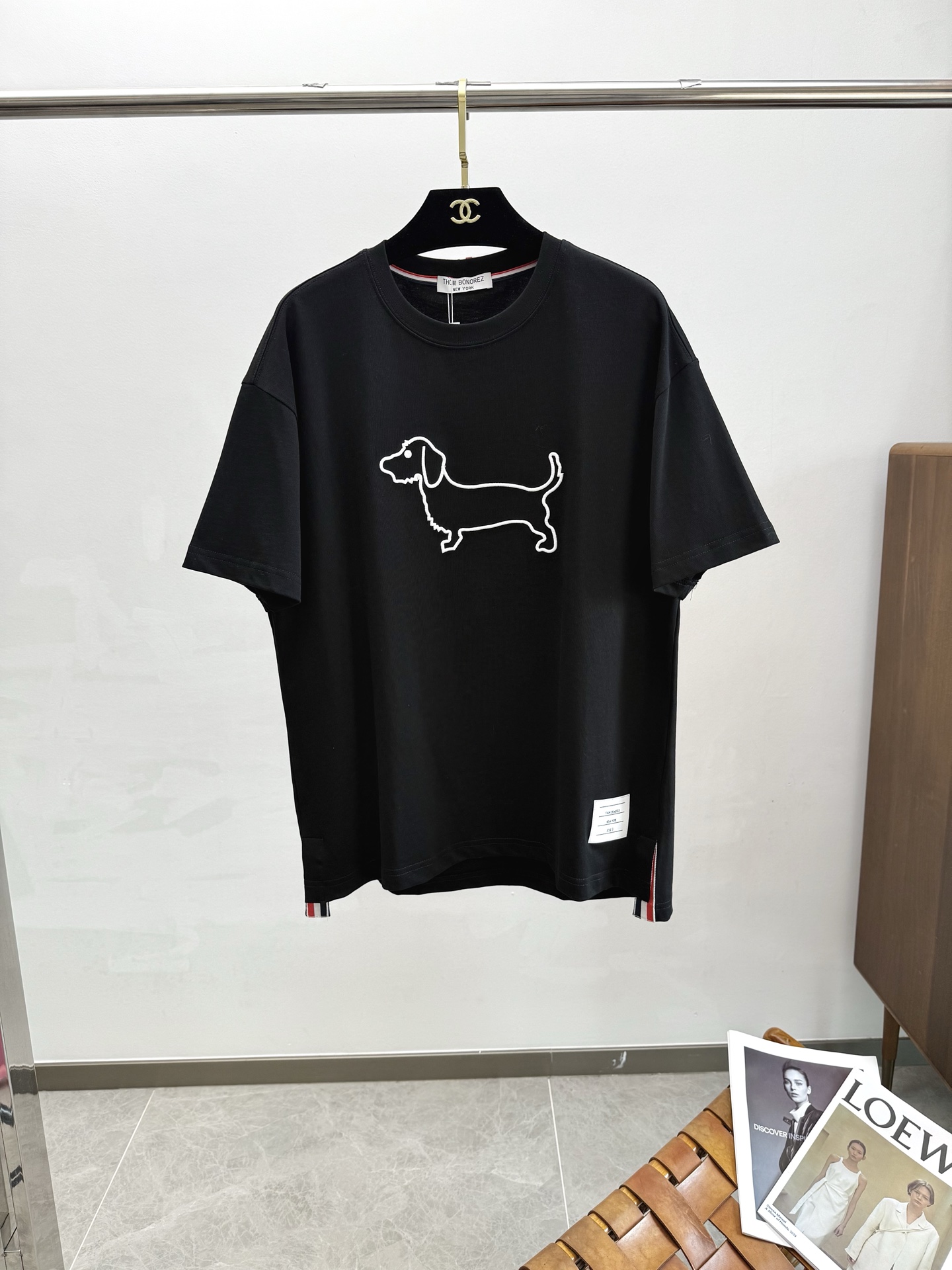 NO:417602,TB2025 spring and summer new short-sleeved sleeves have bright and bright overall color, smooth and soft feel, with a strong drape, natural and soft texture, super comfortable in the body, and a strong drape!  T-shirts are very comfortable and practical in daily wear, super toughness is better than ordinary cotton, the texture is delicate, soft and skin-friendly, the touch is light and cool, the color is bright and the color is fast, the breathability and drape are good.. Number of codes M-3XL, T-shirt,tees, t-shirt,alexander wang19860909TB2025 春夏新款短袖 整体上色泽较鲜明和光亮,手感顺滑揉软,悬垂感特强,质地自然柔软、贴身超级舒服,悬垂感特强！ T恤日常穿搭很自在很实用,超级的有韧性比起一般的棉手感质感都更好的,面料质地细腻、柔软、亲肤,触感轻薄凉爽,色泽艳丽色牢度高,透气性及悬垂性好..码数M-3XL,,T-shirt,tees，t-shirt,alexander wang,Men's clothing