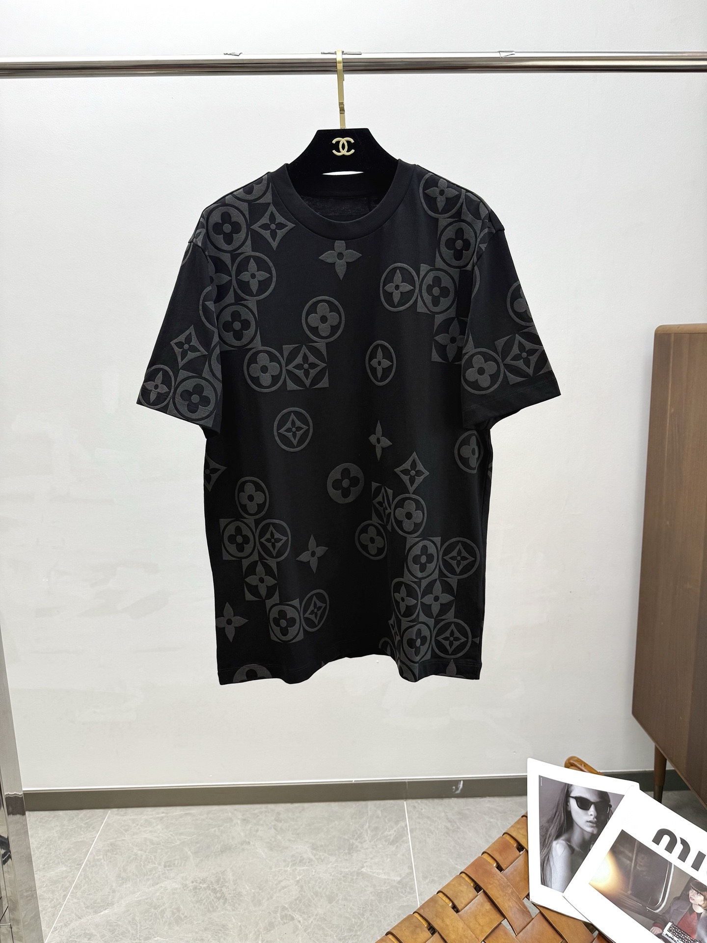 NO:417612,(Good News of Fat Brother) LV2025 Spring and Summer New Short Sleeves The overall color is bright and bright, the feel is smooth and soft, the draping feel is very strong, the texture is natural and soft, the body is super comfortable, and the draping feel is very strong!  T-shirts are very comfortable and practical in daily wear, super toughness is better than ordinary cotton, the texture is delicate, soft and skin-friendly, the touch is light and cool, the color is bright and the color is fast, the breathability and drape are good..M-5XL,,louis vuitton,T-shirt,tees,t-shirt,alexander wang19860909(胖哥哥福音） LV2025 春夏新款短袖 整体上色泽较鲜明和光亮,手感顺滑揉软,悬垂感特强,质地自然柔软、贴身超级舒服,悬垂感特强！ T恤日常穿搭很自在很实用,超级的有韧性比起一般的棉手感质感都更好的,面料质地细腻、柔软、亲肤,触感轻薄凉爽,色泽艳丽色牢度高,透气性及悬垂性好..码数M-5XL,,louis vuitton,T-shirt,tees，t-shirt,alexander wang,Men's clothing