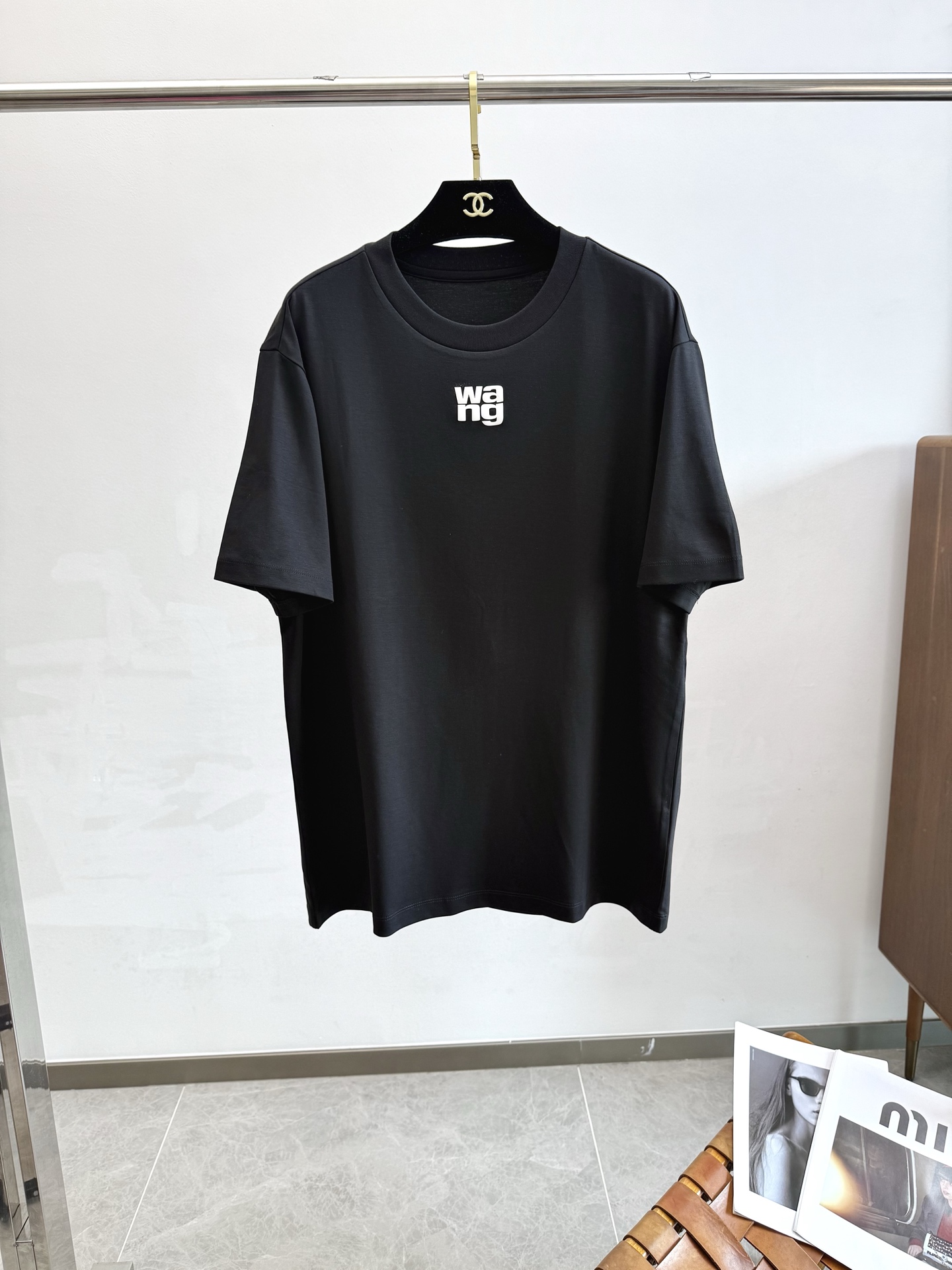 NO:417552,(Good News of Fat Brother) ALE2025 Spring and Summer New Short Sleeves. The overall color is bright and bright, with a smooth and soft feel, with a strong drape, natural and soft texture, super comfortable in the body, and a strong drape!  T-shirts are very comfortable and practical in daily wear, super toughness is better than ordinary cotton, the texture is delicate, soft and skin-friendly, the touch is light and cool, the color is bright and the color is fast, the breathability and drape are good.. Number of codes M-5XL, T-shirt,tees, t-shirt,alexander wang19860909（胖哥哥福音） ALE2025 春夏新款短袖 整体上色泽较鲜明和光亮,手感顺滑揉软,悬垂感特强,质地自然柔软、贴身超级舒服,悬垂感特强！ T恤日常穿搭很自在很实用,超级的有韧性比起一般的棉手感质感都更好的,面料质地细腻、柔软、亲肤,触感轻薄凉爽,色泽艳丽色牢度高,透气性及悬垂性好..码数M-5XL,,T-shirt,tees，t-shirt,alexander wang,Men's clothing