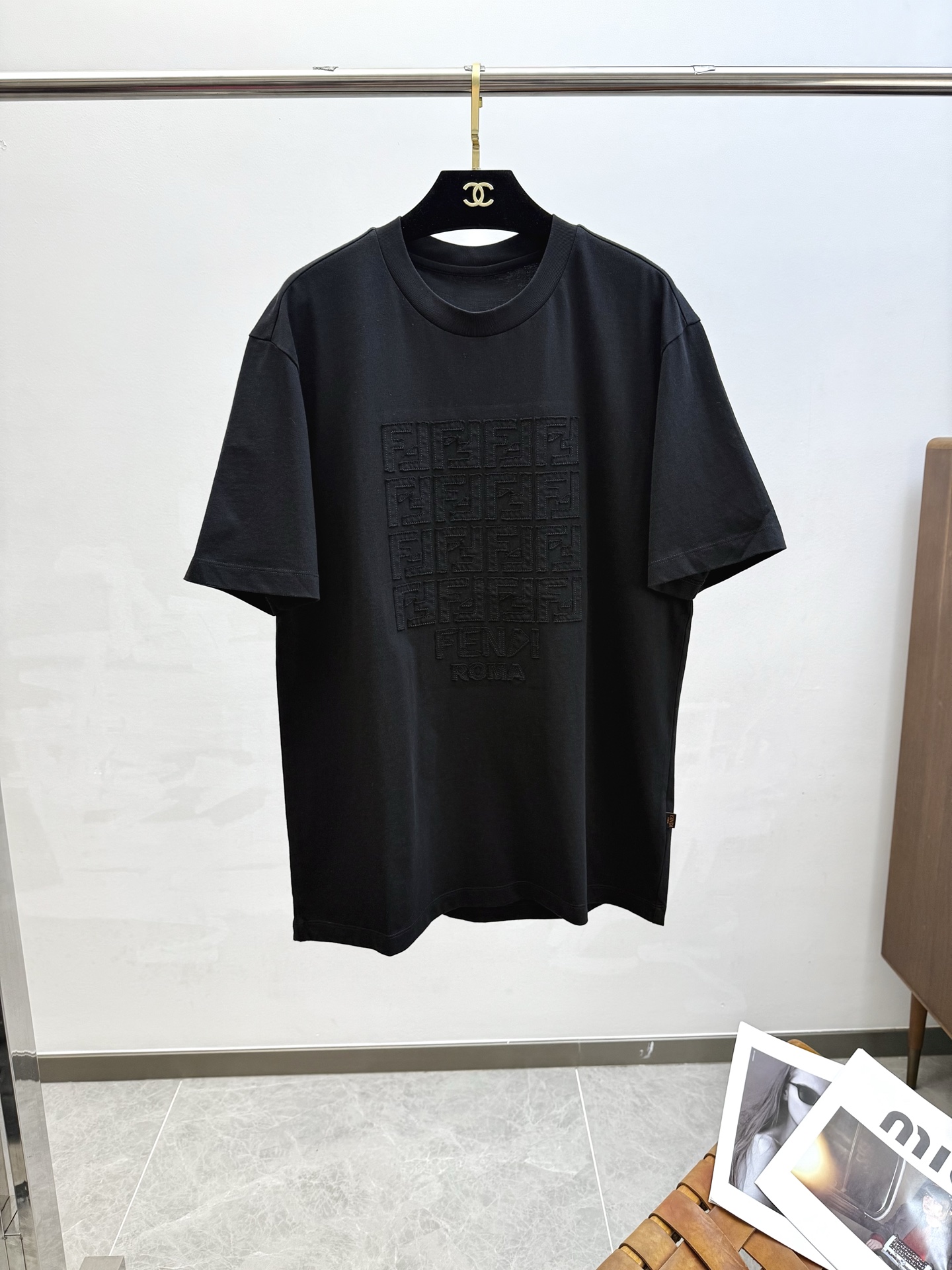 NO:417574,(Good News of Fat Brother) FEND2025 Spring and Summer New Short Sleeves. The overall color is bright and bright, with a smooth and soft feel, with a strong drape, a natural and soft texture, super comfortable in the body, and a strong drape!  T-shirts are very comfortable and practical in daily wear, super toughness is better than ordinary cotton, the texture is delicate, soft and skin-friendly, the touch is light and cool, the color is bright and the color is fast, the breathability and drape are good.. M-5XL, fendi, T-shirt, tees, t-shirt, alexander wang19860909（胖哥哥福音） FEND2025 春夏新款短袖 整体上色泽较鲜明和光亮,手感顺滑揉软,悬垂感特强,质地自然柔软、贴身超级舒服,悬垂感特强！ T恤日常穿搭很自在很实用,超级的有韧性比起一般的棉手感质感都更好的,面料质地细腻、柔软、亲肤,触感轻薄凉爽,色泽艳丽色牢度高,透气性及悬垂性好..码数M-5XL,,fendi,T-shirt,tees，t-shirt,alexander wang,Men's clothing