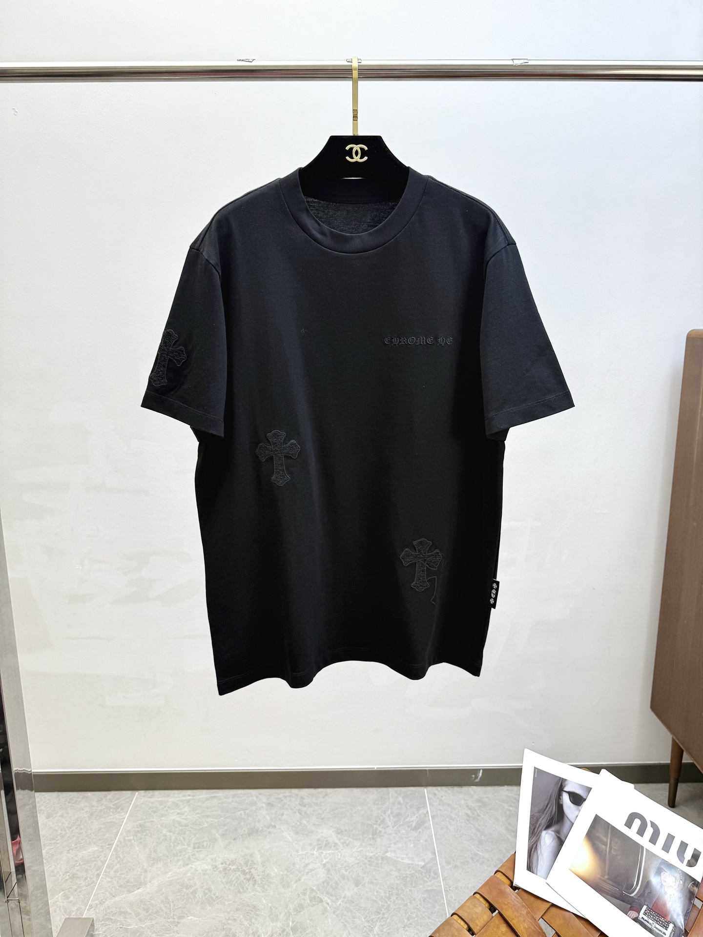 NO:417563,(Good News of Fat Brother) CHR2025 Spring and Summer New Short Sleeves The overall color is bright and bright, the feel is smooth and soft, the draping feel is very strong, the texture is natural and soft, the body is super comfortable, and the draping feel is very strong!  T-shirts are very comfortable and practical in daily wear, super toughness is better than ordinary cotton, the texture is delicate, soft and skin-friendly, the touch is light and cool, the color is bright and the color is fast, the breathability and drape are good.. Number of codes M-5XL, T-shirt,tees, t-shirt,alexander wang19860909（胖哥哥福音） CHR2025 春夏新款短袖 整体上色泽较鲜明和光亮,手感顺滑揉软,悬垂感特强,质地自然柔软、贴身超级舒服,悬垂感特强！ T恤日常穿搭很自在很实用,超级的有韧性比起一般的棉手感质感都更好的,面料质地细腻、柔软、亲肤,触感轻薄凉爽,色泽艳丽色牢度高,透气性及悬垂性好..码数M-5XL,,T-shirt,tees，t-shirt,alexander wang,Men's clothing