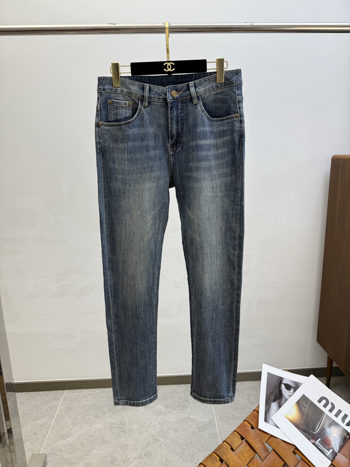 NO:417535,PRA25S spring and summer men's straight jeans cotton denim fabric is made of soft texture without losing muscles and bones, dry and tough. Classic iconic embossed logo, soul-like embellishment. All indicators are top-quality, which naturally brings an excellent body feel!  !  !  Number of codes 29-3837, prada, jeans, alexander wang19860909PRA25S春夏男士直筒牛仔裤棉质牛仔面料打造 质地柔软又不失筋骨,手感干爽有韧性 经典的标志性浮雕徽标,灵魂般的点缀 各项指标皆为上品,自然带来极佳的上身体感！！！码数29-3837,,prada,jeans,alexander wang,Men's clothing