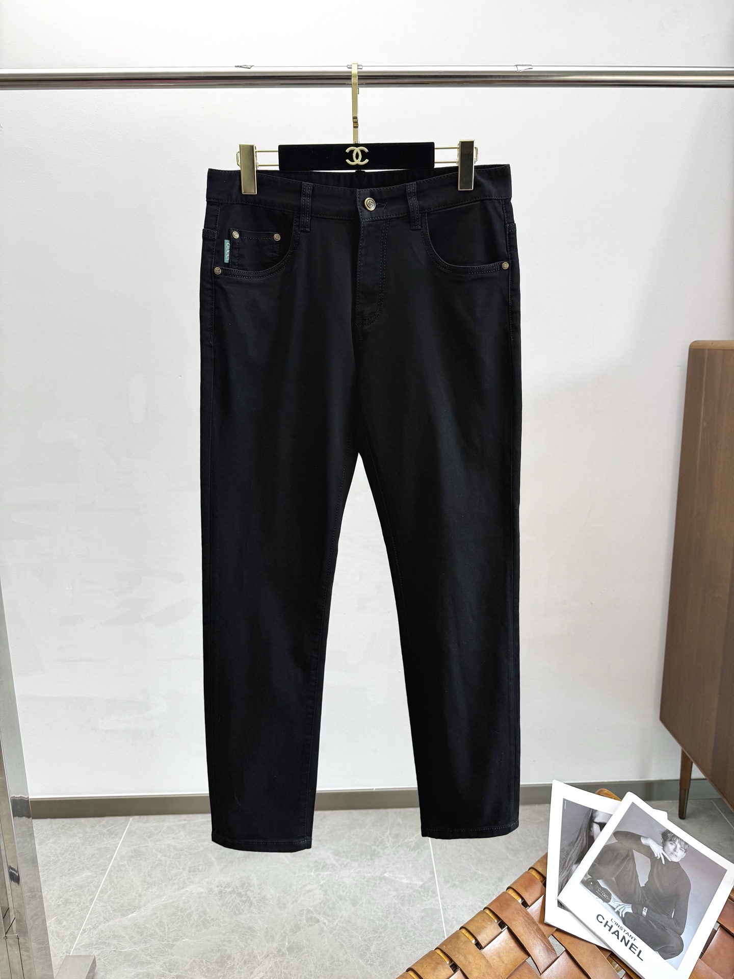 NO:417583,GU25S spring and summer men's straight jeans... Made of cotton denim fabric, soft texture without losing muscles and bones, dry and tough feel. Classic iconic embossed logo, soul-like embellishment. All indicators are top-quality, which naturally brings an excellent body feel!  !  !  29-3837, jeans,alexander wang19860909GU25S春夏男士直筒牛仔裤…棉质牛仔面料打造 质地柔软又不失筋骨,手感干爽有韧性 经典的标志性浮雕徽标,灵魂般的点缀 各项指标皆为上品,自然带来极佳的上身体感！！！码数29-3837,,jeans,alexander wang,Men's clothing