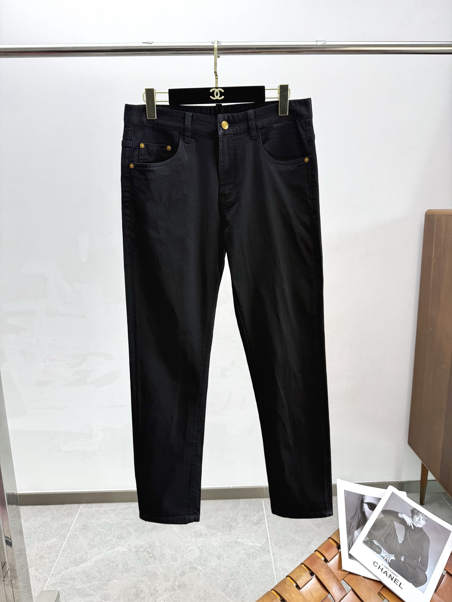 NO:417592,LV25S spring and summer men's straight jeans... Made of cotton denim fabric, soft texture without losing muscles and bones, dry and tough feel. Classic iconic embossed logo, soul-like embellishment. All indicators are top-quality, which naturally brings an excellent body feel!  !  !  Count 29-3837, louis vuitton,jeans,alexander wang19860909LV25S春夏男士直筒牛仔裤…棉质牛仔面料打造 质地柔软又不失筋骨,手感干爽有韧性 经典的标志性浮雕徽标,灵魂般的点缀 各项指标皆为上品,自然带来极佳的上身体感！！！码数29-3837,,louis vuitton,jeans,alexander wang,Men's clothing