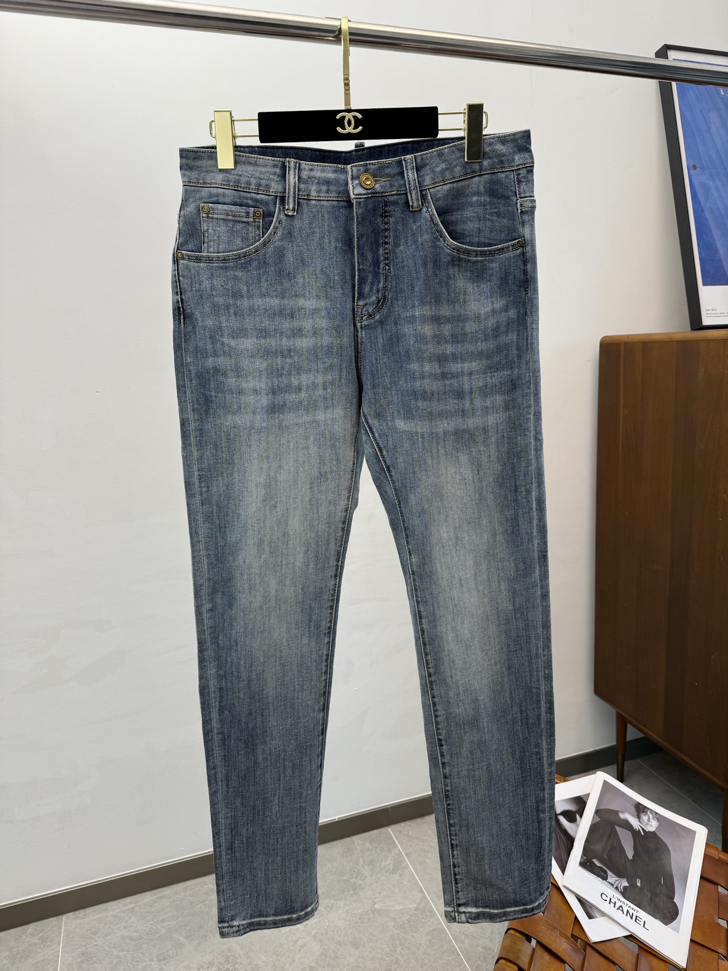 NO:410797,MON25S spring and summer men's straight jeans... Made of cotton denim fabric, soft texture without losing muscles and bones, dry and tough feel. Classic iconic embossed logo, soul-like embellishment. All indicators are top-quality, which naturally brings an excellent body feel!  !  !  29-3837, jeans,alexander wang19860909MON25S春夏男士直筒牛仔裤…棉质牛仔面料打造 质地柔软又不失筋骨,手感干爽有韧性 经典的标志性浮雕徽标,灵魂般的点缀 各项指标皆为上品,自然带来极佳的上身体感！！！码数29-3837,,jeans,alexander wang,Men's clothing