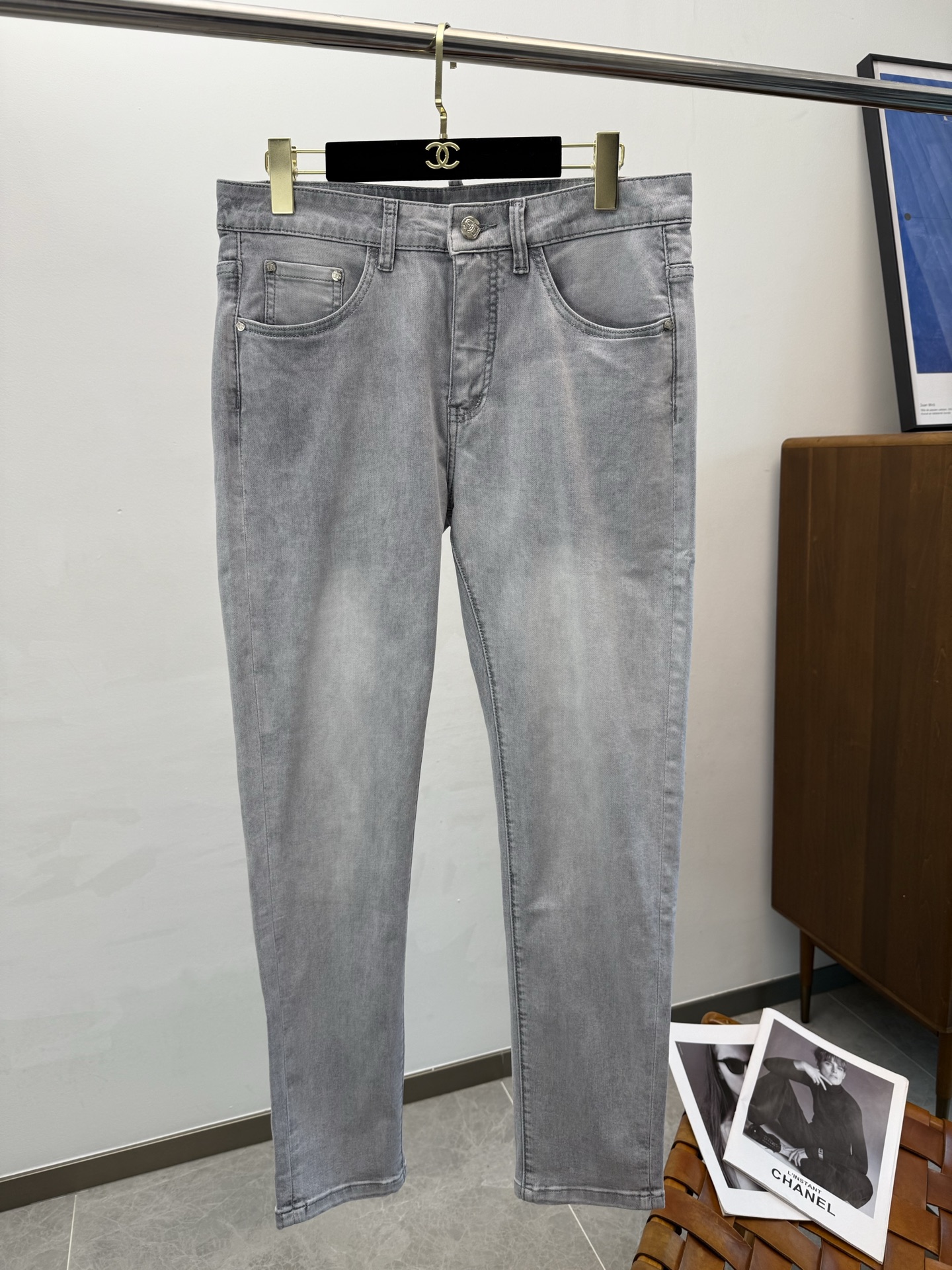 NO:410791,DG25S spring and summer men's straight jeans... made of cotton denim fabric, soft texture without losing muscles and bones, dry and tough feel. Classic iconic embossed logo, soul-like embellishment. All indicators are top-quality, which naturally brings an excellent body feel!  !  !  29-3837, jeans,alexander wang19860909DG25S春夏男士直筒牛仔裤…棉质牛仔面料打造 质地柔软又不失筋骨,手感干爽有韧性 经典的标志性浮雕徽标,灵魂般的点缀 各项指标皆为上品,自然带来极佳的上身体感！！！码数29-3837,,jeans,alexander wang,Men's clothing