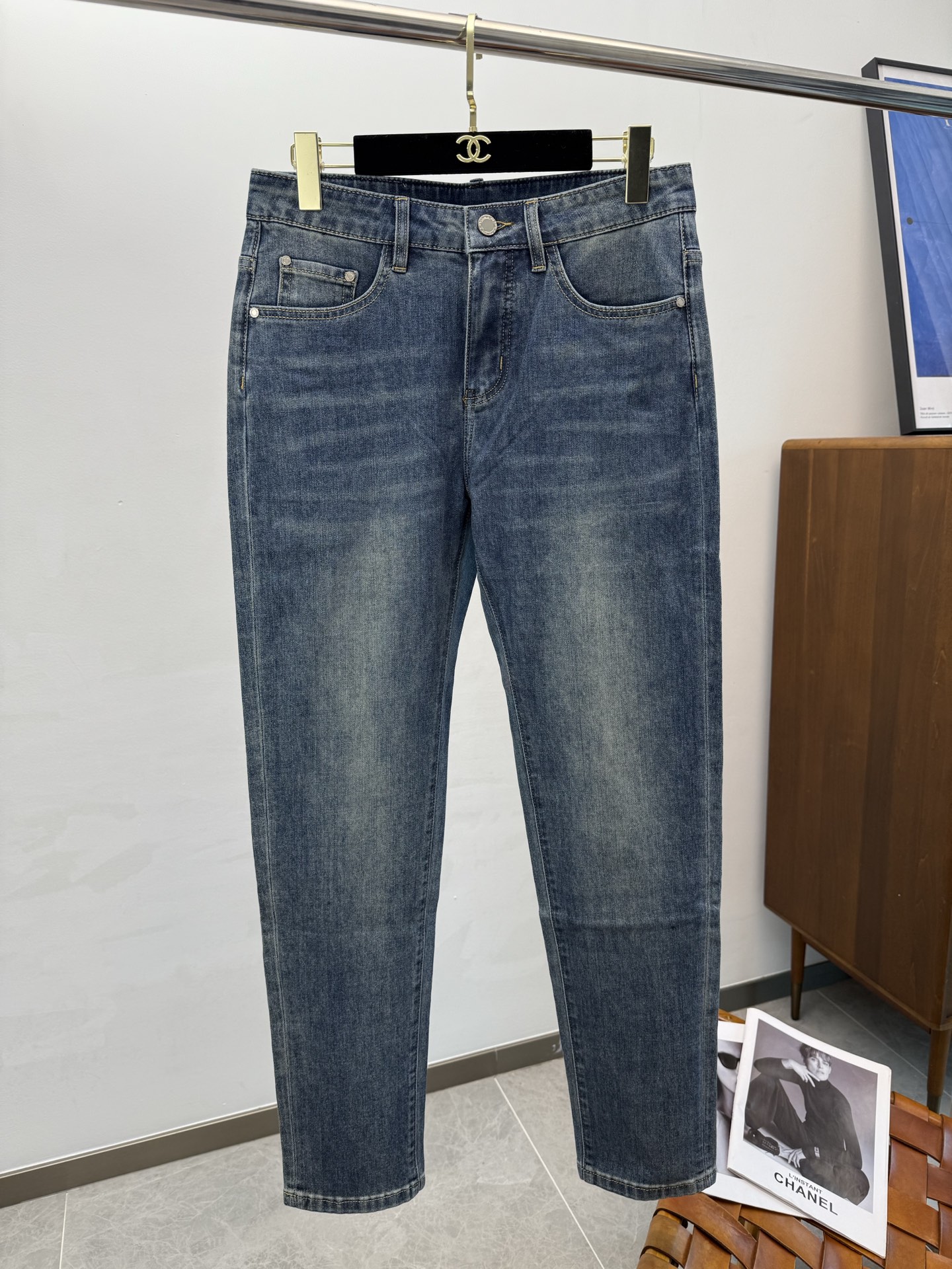 NO:410785,MON25S spring and summer men's straight jeans... Made of cotton denim fabric, soft texture without losing muscles and bones, dry and tough feel. Classic iconic embossed logo, soul-like embellishment. All indicators are top-quality, which naturally brings an excellent body feel!  !  !  29-3837, jeans,alexander wang19860909MON25S春夏男士直筒牛仔裤…棉质牛仔面料打造 质地柔软又不失筋骨,手感干爽有韧性 经典的标志性浮雕徽标,灵魂般的点缀 各项指标皆为上品,自然带来极佳的上身体感！！！码数29-3837,,jeans,alexander wang,Men's clothing