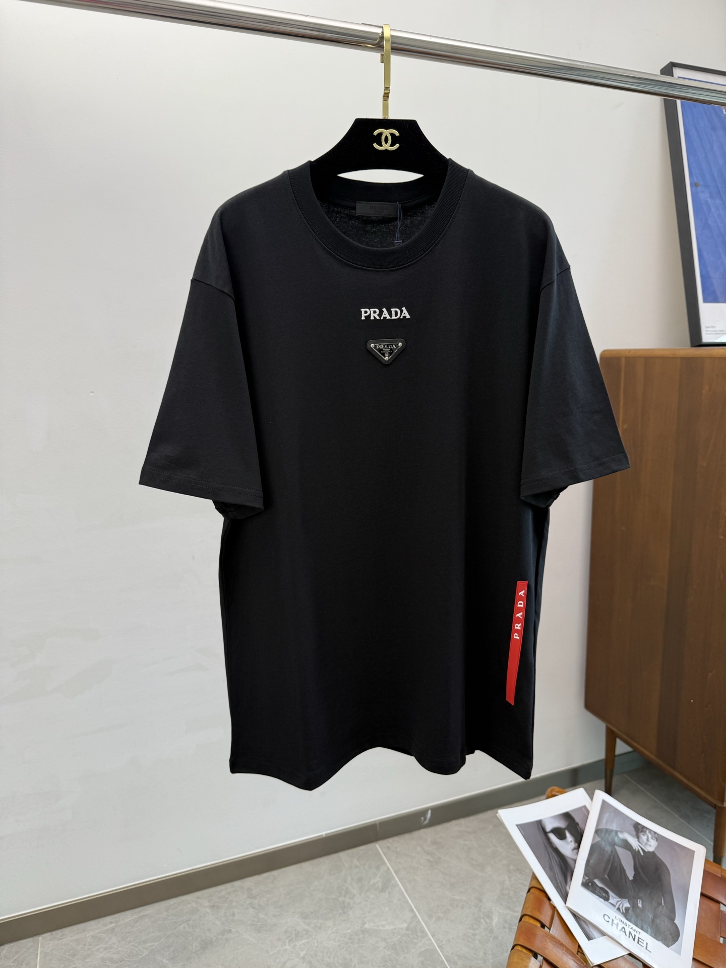 NO:410779,PRA2025 spring and summer new short-sleeved sleeves have bright and bright overall color, smooth and soft feel, with a strong drape, natural and soft texture, super comfortable in the body, and a strong drape!  T-shirts are very comfortable and practical in daily wear, super toughness is better than ordinary cotton, the texture is delicate, soft and skin-friendly, the touch is light and cool, the color is bright and the color is fast, the breathability and drape are good.. Number M-3XL, prada, T-shirt,tees, t-shirt,alexander wang19860909PRA2025 春夏新款短袖 整体上色泽较鲜明和光亮,手感顺滑揉软,悬垂感特强,质地自然柔软、贴身超级舒服,悬垂感特强！ T恤日常穿搭很自在很实用,超级的有韧性比起一般的棉手感质感都更好的,面料质地细腻、柔软、亲肤,触感轻薄凉爽,色泽艳丽色牢度高,透气性及悬垂性好..码数M-3XL,,prada,T-shirt,tees，t-shirt,alexander wang,Men's clothing