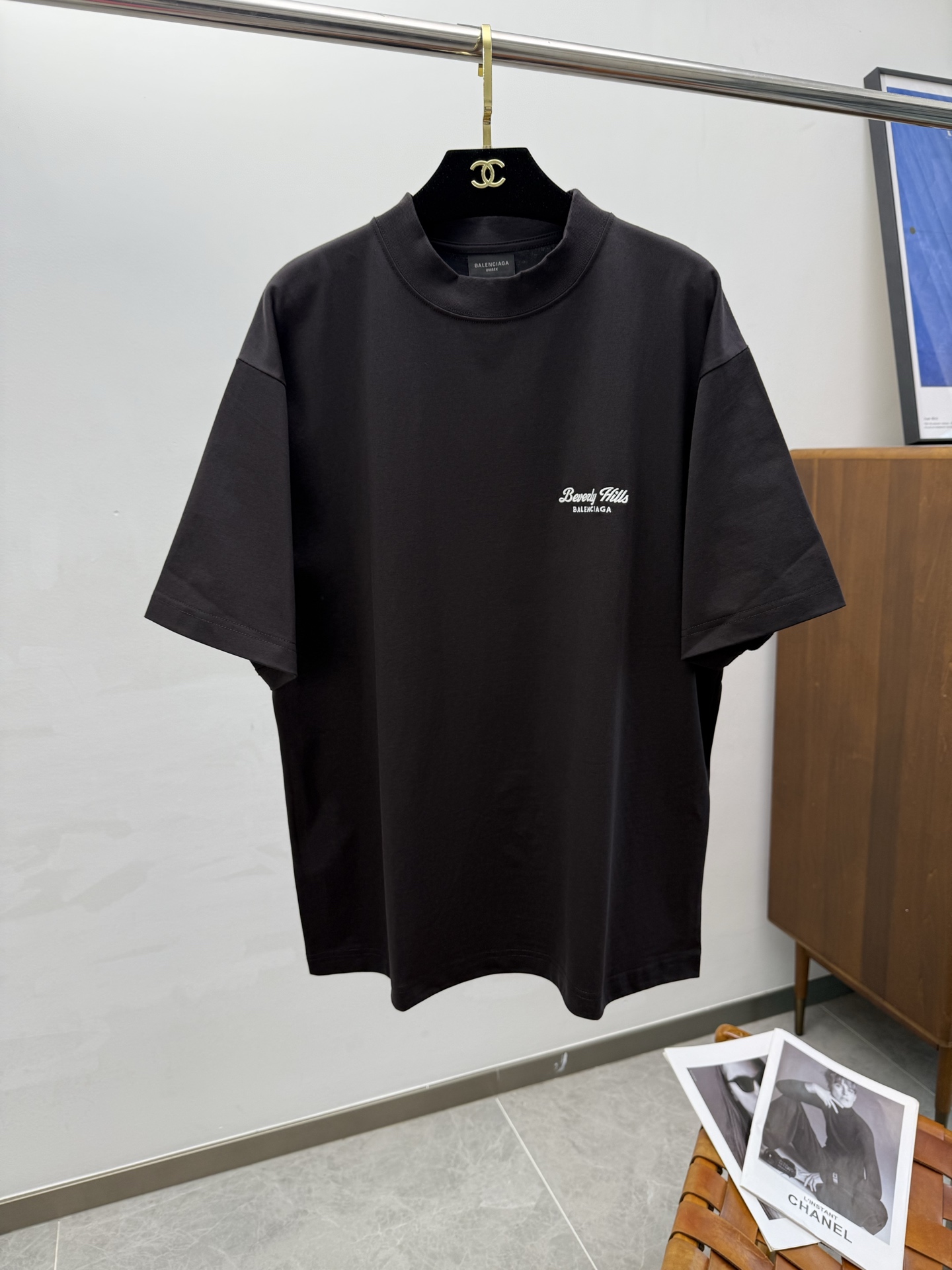 NO:417531,(High version, with size chart) Balenciaga 25ss Paris Beverly Hills short-sleeved T-shirt. The fabric is fixed, 16 combed and tightly spun 265 grams and is yin and yang. It is really very popular. On the market, black fabric is used to print brown glue paste. On the surface, it will feel air-permeable and faded. In order to solve this difficulty, we used the active printing and dyeing process that has always been with the original. The Balling Embroidery Machine is our advantage. In addition to the excellent supply chain, we also have first-class drawing masters who embroider each needle to perfectly restore it. The original fabric is actually deep brown, not black, brown, and matte, not the kind of brown that is shiny, so pay attention to the identification. Number Xs S M,,balenciaga, T-shirt,tees, t-shirt, alexander wang19860909（高版、附有尺码表） 巴黎世家25ss 巴黎比弗利山庄短袖T恤.布料定织,16支精梳紧密纺265克而且是阴阳色双色.真的非常熬人的,市面上,都用黑色面料,印咖啡色的胶性浆料,在表面,手感会不透气,和掉色.为了解决这个难点,我们才用了和原版一直的活性印染工艺.百灵达绣花机,是我们的优势,我们除了优秀的供应链,还有一流的做图师傅,把每一针刺绣,给你完美还原.原版的面料,其实就是深邃的咖啡色,并不是黑色的,咖啡色,并且哑光,不是油亮亮的那种咖啡色,注意甄别.码数Xs S M,,balenciaga,T-shirt,tees，t-shirt,alexander wang,Men's clothing