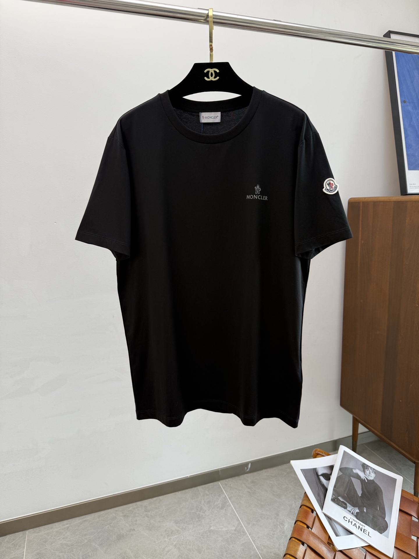 NO:410775,MON2025 spring and summer new short-sleeved sleeves have bright and bright overall color, smooth and soft feel, with a strong drape, natural and soft texture, super comfortable close body, and a strong drape!  T-shirts are very comfortable and practical in daily wear, super toughness is better than ordinary cotton, the texture is delicate, soft and skin-friendly, the touch is light and cool, the color is bright and the color is fast, the breathability and drape are good.. Number of codes 46-56, T-shirt,tees, t-shirt,alexander wang19860909MON2025 春夏新款短袖 整体上色泽较鲜明和光亮,手感顺滑揉软,悬垂感特强,质地自然柔软、贴身超级舒服,悬垂感特强！ T恤日常穿搭很自在很实用,超级的有韧性比起一般的棉手感质感都更好的,面料质地细腻、柔软、亲肤,触感轻薄凉爽,色泽艳丽色牢度高,透气性及悬垂性好..码数46-56,,T-shirt,tees，t-shirt,alexander wang,Men's clothing