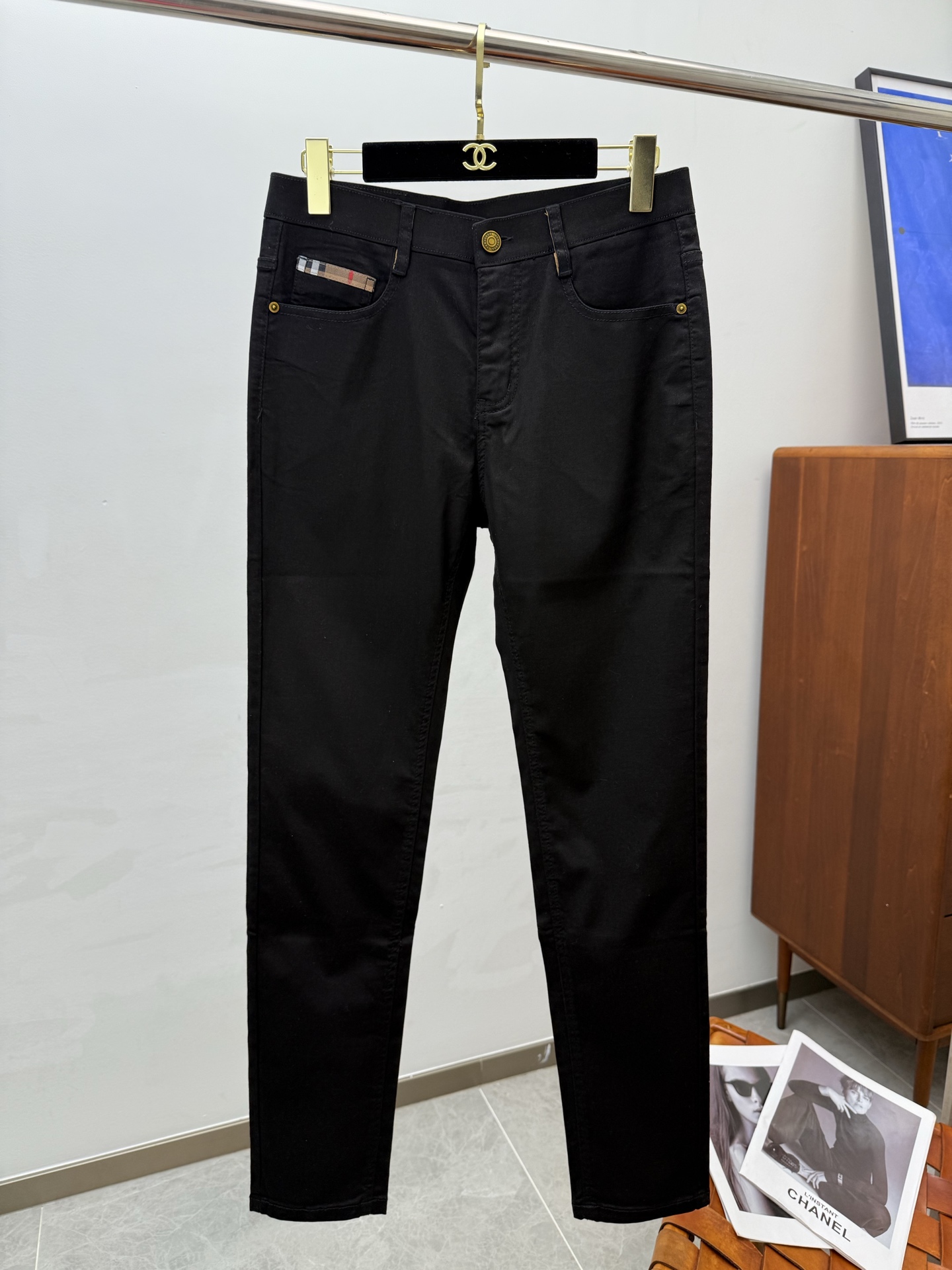 NO:410769,BUR25S spring and summer men's straight jeans... Made of cotton denim fabric, soft texture without losing muscles and bones, dry and tough feel. Classic iconic embossed logo, soul-like embellishment. All indicators are top-quality, which naturally brings an excellent body feel!  !  !  Count 29-38, burberry, jeans, alexander wang19860909BUR25S春夏男士直筒牛仔裤…棉质牛仔面料打造 质地柔软又不失筋骨,手感干爽有韧性 经典的标志性浮雕徽标,灵魂般的点缀 各项指标皆为上品,自然带来极佳的上身体感！！！码数29-38,,burberry,jeans,alexander wang,Men's clothing