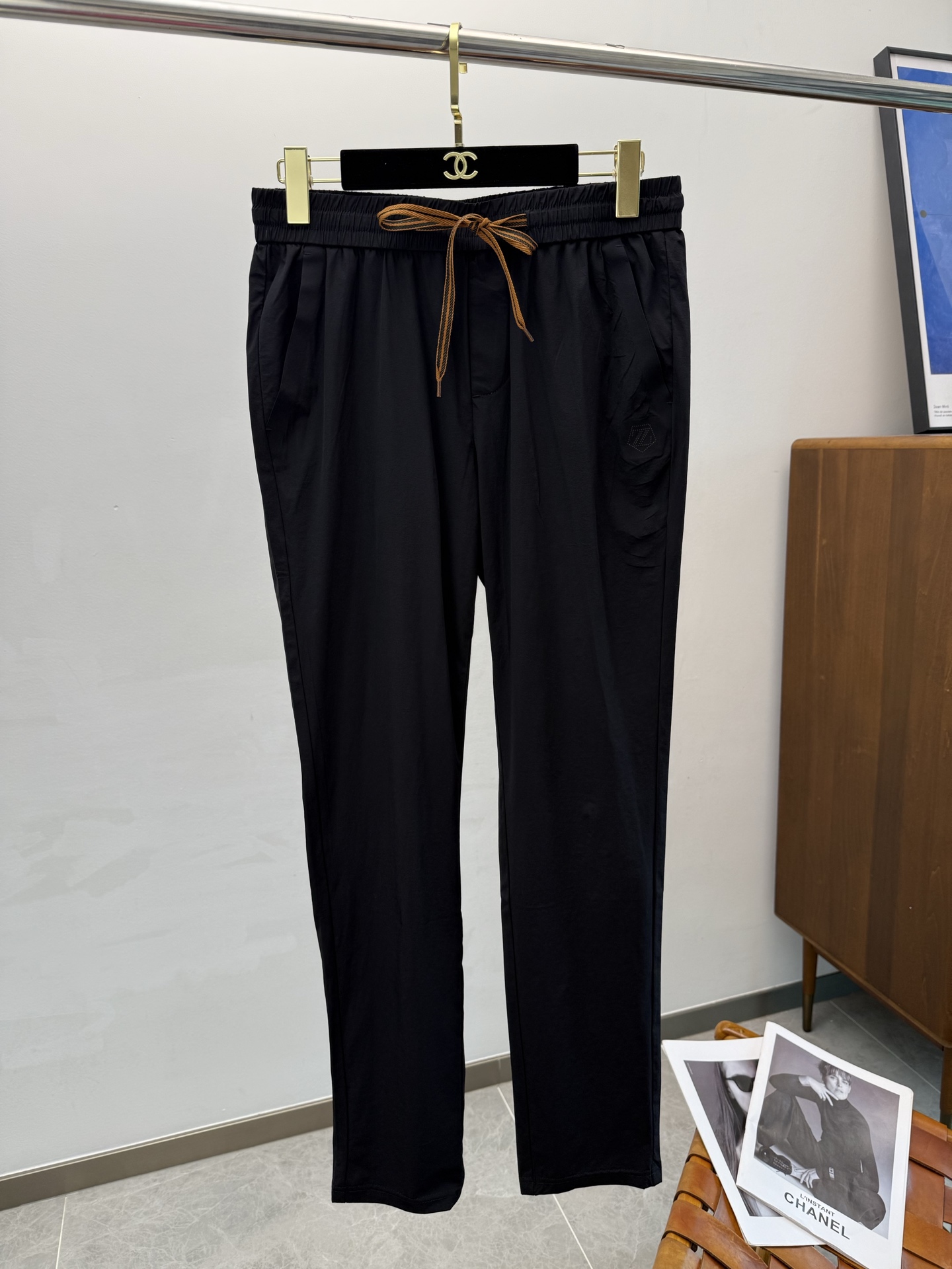 NO:410766,ZZ 2025 Spring and Summer Latest Series of Men's Leisure Pants!  Soft and delicate, excellent feel!  The brand style is unobstructed!  Minimalist design, without extravagant elements to win the lead, the details are finely made, the hardware accessories are customized, the thickness is just right, easy to control various weather in spring and summer, classic colors are very energetic, and various styles of dressing, casual business, daily life, and fashion trends can be controlled!  Overall, both in terms of grade and fashion are extremely outstanding, bringing extraordinary clothing taste!  Number of codes 29-38, alexander wang19860909ZZ 2025春夏最新系列男士休闲裤！柔软细腻,手感绝佳！品牌格调一览无余！极简主义设计,没有多余浮夸的元素来宣兵夺主,细节做工精细,五金配件原版定制,厚薄程度也是恰到好处,轻松驾驭春夏各种天气,经典颜色上身很显精气神,多种风格穿搭,休闲商务、日常生活、时尚潮流均可驾驭！整体不论是档次还是时尚感都是极为出色的,带来非凡的衣着品味！码数29-38,,alexander wang,Men's clothing