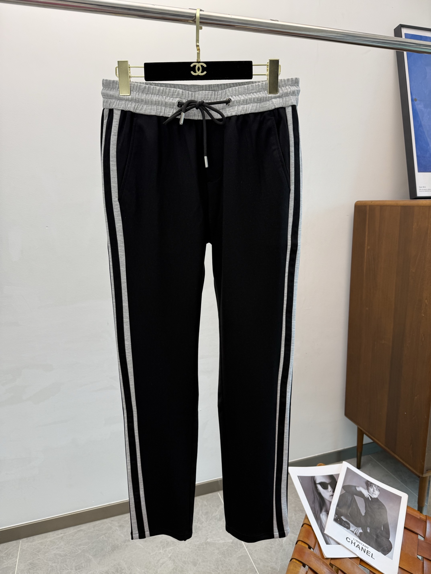 NO:417496,HER2025 Spring and Summer Latest Series of Men's Leisure Pants!  Soft and delicate, excellent feel!  The brand style is unobstructed!  Minimalist design, without extravagant elements to win the lead, the details are finely made, the hardware accessories are customized, the thickness is just right, easy to control various weather in spring and summer, classic colors are very energetic, and various styles of dressing, casual business, daily life, and fashion trends can be controlled!  Overall, both in terms of grade and fashion are extremely outstanding, bringing extraordinary clothing taste!  Number of codes 29-38, alexander wang19860909HER2025春夏最新系列男士休闲裤！柔软细腻,手感绝佳！品牌格调一览无余！极简主义设计,没有多余浮夸的元素来宣兵夺主,细节做工精细,五金配件原版定制,厚薄程度也是恰到好处,轻松驾驭春夏各种天气,经典颜色上身很显精气神,多种风格穿搭,休闲商务、日常生活、时尚潮流均可驾驭！整体不论是档次还是时尚感都是极为出色的,带来非凡的衣着品味！码数29-38,,alexander wang,Men's clothing