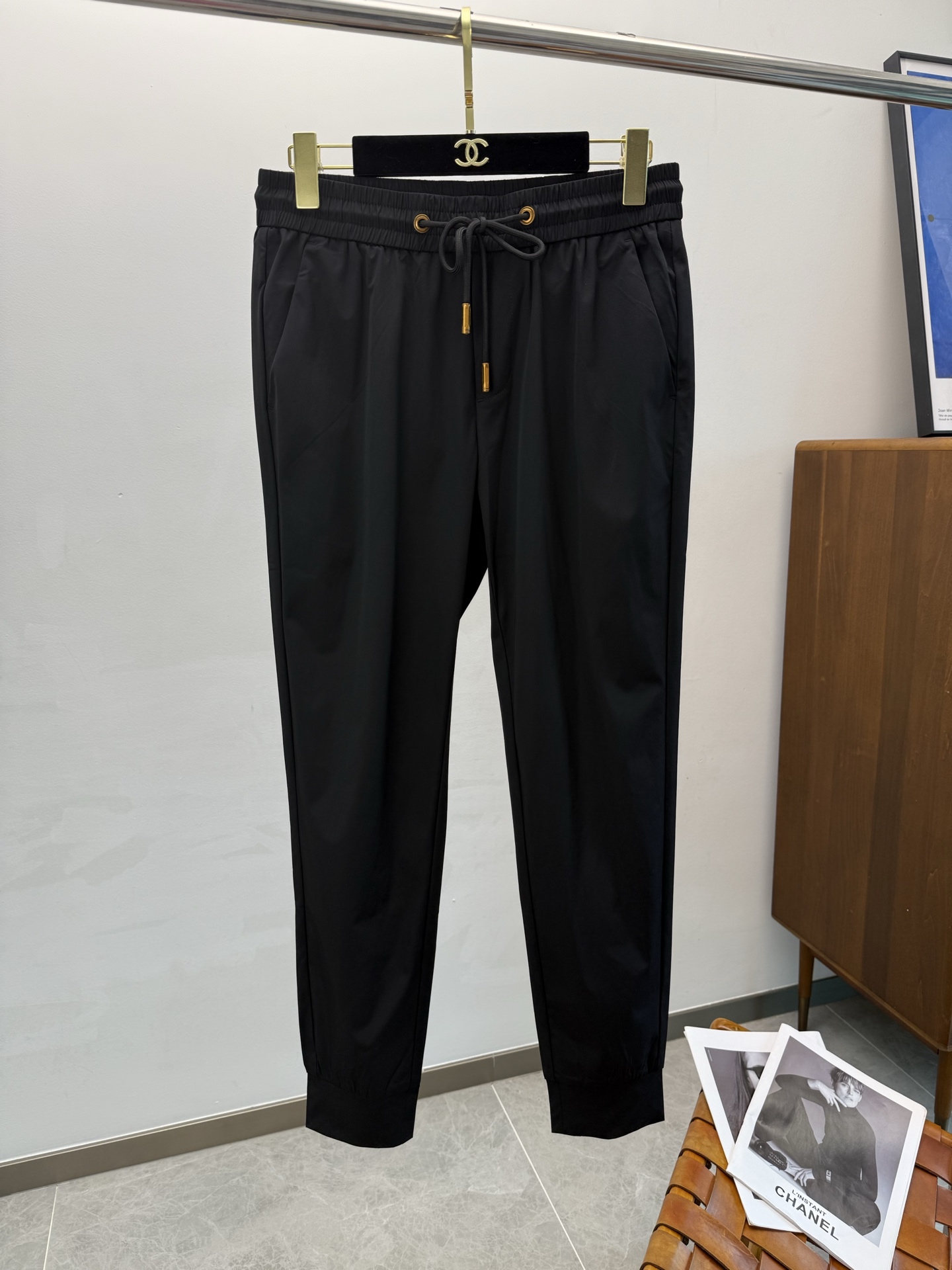 NO:410758,BUR2025 Spring and Summer Latest Series of Men's Casual Pants!  Soft and delicate, excellent feel!  The brand style is unobstructed!  Minimalist design, without extravagant elements to win the lead, the details are finely made, the hardware accessories are customized, the thickness is just right, easy to control various weather in spring and summer, classic colors are very energetic, and various styles of dressing, casual business, daily life, and fashion trends can be controlled!  Overall, both in terms of grade and fashion are extremely outstanding, bringing extraordinary clothing taste!  Count 29-38, burberry,alexander wang19860909BUR2025春夏最新系列男士休闲裤！柔软细腻,手感绝佳！品牌格调一览无余！极简主义设计,没有多余浮夸的元素来宣兵夺主,细节做工精细,五金配件原版定制,厚薄程度也是恰到好处,轻松驾驭春夏各种天气,经典颜色上身很显精气神,多种风格穿搭,休闲商务、日常生活、时尚潮流均可驾驭！整体不论是档次还是时尚感都是极为出色的,带来非凡的衣着品味！码数29-38,,burberry,alexander wang,Men's clothing