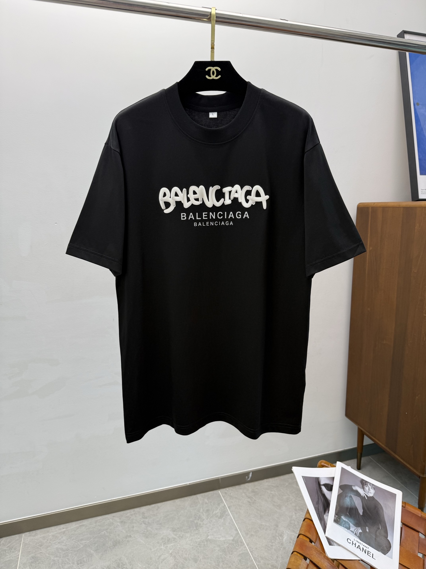 NO:410773,BAL2025 spring and summer new short-sleeved sleeves have bright and bright overall color, smooth and soft feel, with a strong drape, natural and soft texture, super comfortable in the body, and a strong drape!  T-shirts are very comfortable and practical in daily wear, super toughness is better than ordinary cotton, the texture is delicate, soft and skin-friendly, the touch is light and cool, the color is bright and the color is high in fastness, and the breathability and drape are good.. Number of codes M-4XL, T-shirt,tees, t-shirt,alexander wang19860909BAL2025 春夏新款短袖 整体上色泽较鲜明和光亮,手感顺滑揉软,悬垂感特强,质地自然柔软、贴身超级舒服,悬垂感特强！ T恤日常穿搭很自在很实用,超级的有韧性比起一般的棉手感质感都更好的,面料质地细腻、柔软、亲肤,触感轻薄凉爽,色泽艳丽色牢度高,透气性及悬垂性好..码数M-4XL,,T-shirt,tees，t-shirt,alexander wang,Men's clothing