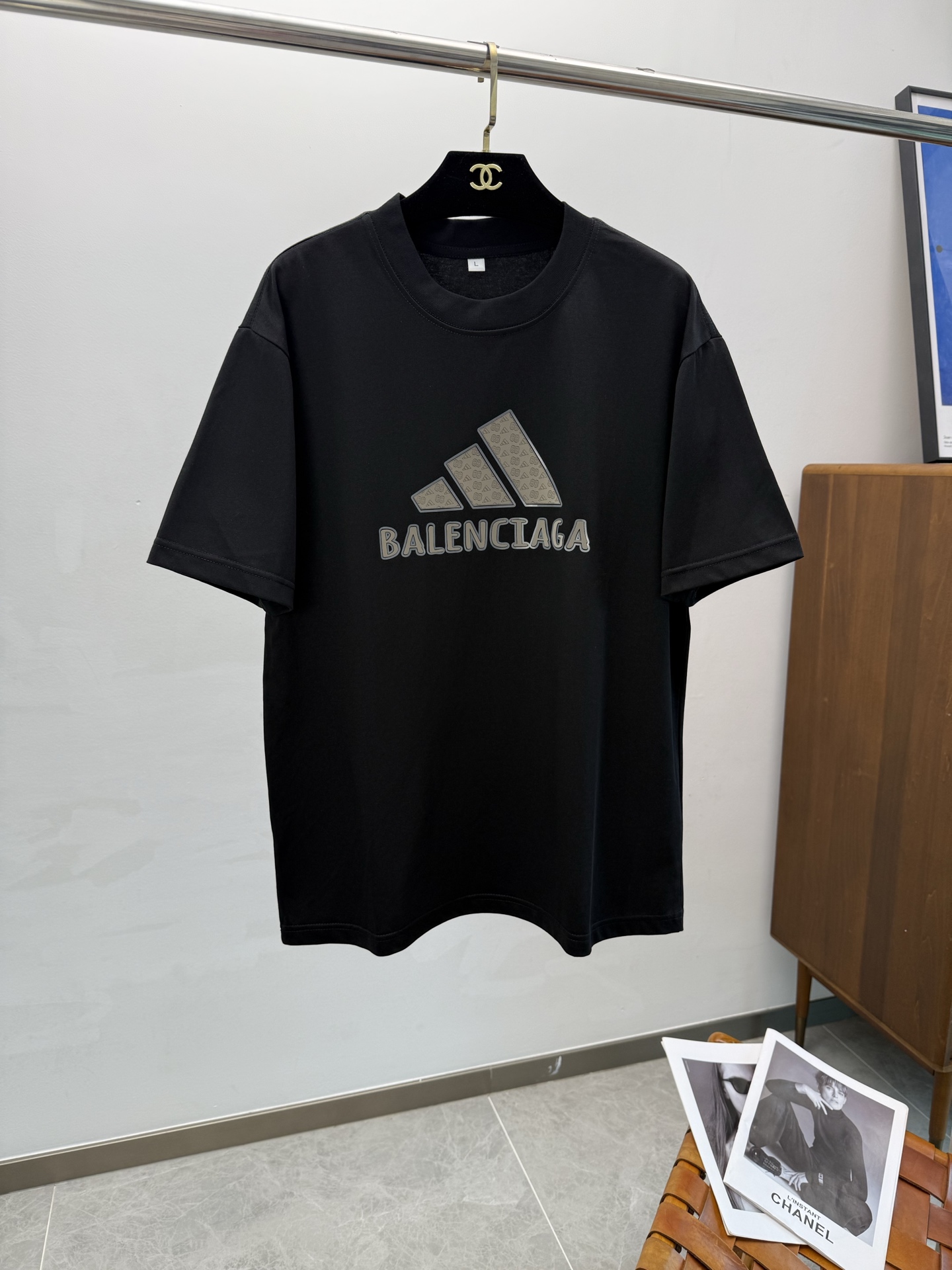 NO:417504,BAL2025 spring and summer new short-sleeved sleeves have bright and bright overall color, smooth and soft feel, with a strong drape, natural and soft texture, super comfortable in the body, and a strong drape!  T-shirts are very comfortable and practical in daily wear, super toughness is better than ordinary cotton, the texture is delicate, soft and skin-friendly, the touch is light and cool, the color is bright and the color is high in color fastness, and the breathability and drape are good.. Number of codes M-4XL, T-shirt,tees, t-shirt,alexander wang19860909BAL2025 春夏新款短袖 整体上色泽较鲜明和光亮,手感顺滑揉软,悬垂感特强,质地自然柔软、贴身超级舒服,悬垂感特强！ T恤日常穿搭很自在很实用,超级的有韧性比起一般的棉手感质感都更好的,面料质地细腻、柔软、亲肤,触感轻薄凉爽,色泽艳丽色牢度高,透气性及悬垂性好..码数M-4XL,,T-shirt,tees，t-shirt,alexander wang,Men's clothing