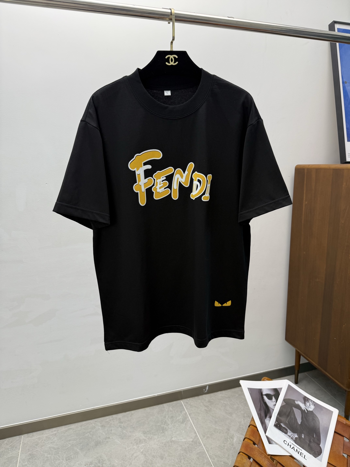 NO:410738,FEND2025 Spring and Summer new short-sleeved sleeves have a bright and bright overall color, smooth and soft feel, with a strong drape, natural and soft texture, super comfortable in the body, and a strong drape!  T-shirts are very comfortable and practical in daily wear, super toughness is better than ordinary cotton, the texture is delicate, soft and skin-friendly, the touch is light and cool, the color is bright and the color is fast, the breathability and drape are good.. M-4XL, fendi, T-shirt, tees, t-shirt, alexander wang19860909FEND2025 春夏新款短袖 整体上色泽较鲜明和光亮,手感顺滑揉软,悬垂感特强,质地自然柔软、贴身超级舒服,悬垂感特强！ T恤日常穿搭很自在很实用,超级的有韧性比起一般的棉手感质感都更好的,面料质地细腻、柔软、亲肤,触感轻薄凉爽,色泽艳丽色牢度高,透气性及悬垂性好..码数M-4XL,,fendi,T-shirt,tees，t-shirt,alexander wang,Men's clothing