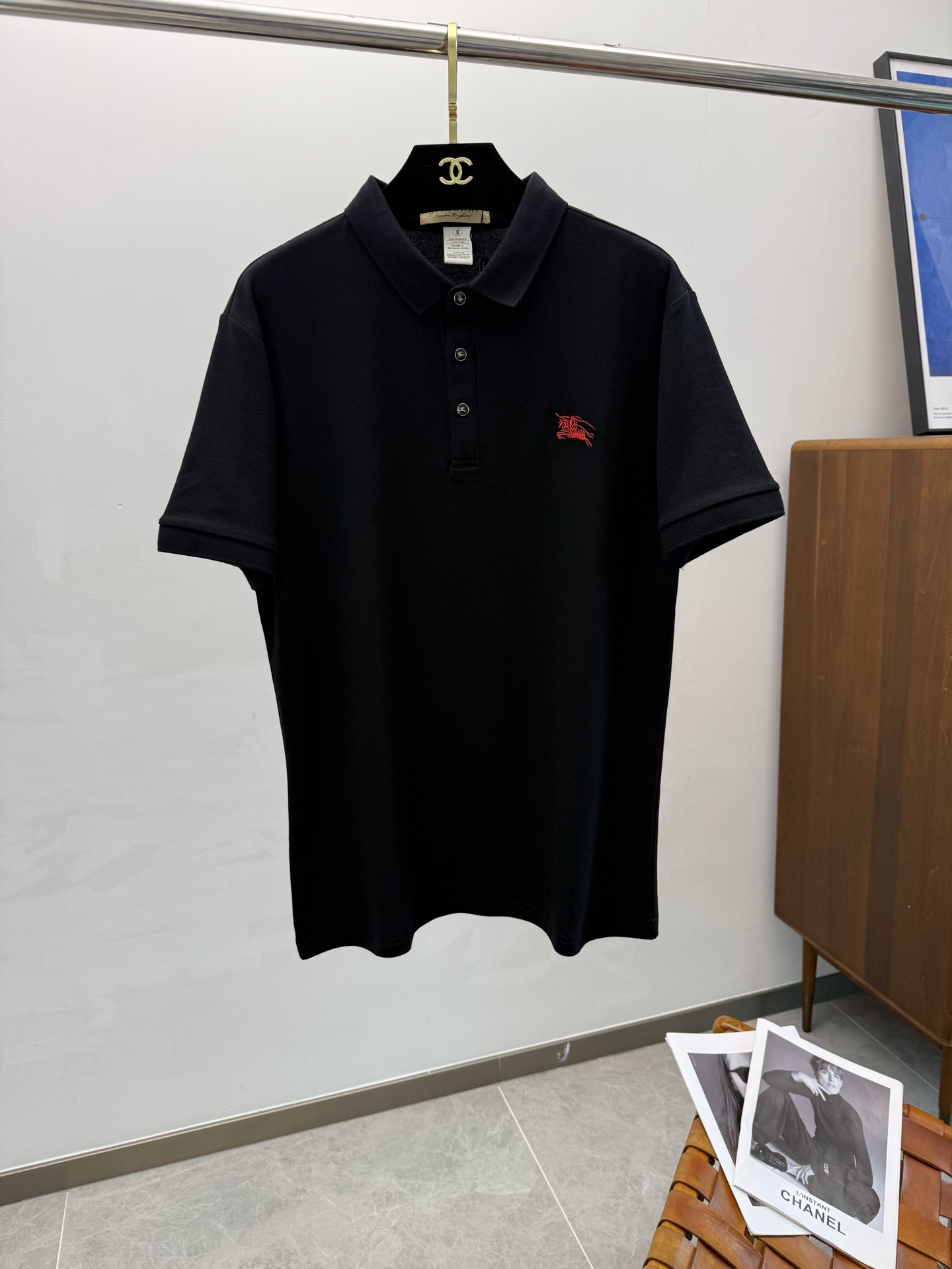 NO:410746,BUR25S Spring and Summer Men's POLO Iconic LOGO logo on the chest. Overall, it is very light business and casual!  !  Customer-supplied mercerized cotton, the upper body is light, comfortable and smooth, and it will definitely make you feel worthwhile!  !  !  Code number M-3XL, burberry, alexander wang19860909BUR25S春夏男士POLO 胸前标志性LOGO徽标 整体非常的轻商务休闲！！客供丝光棉,上身轻盈舒适顺滑 到手绝对让你觉得物有所值的一件单品！！！ 码数M-3XL,,burberry,alexander wang,Men's clothing