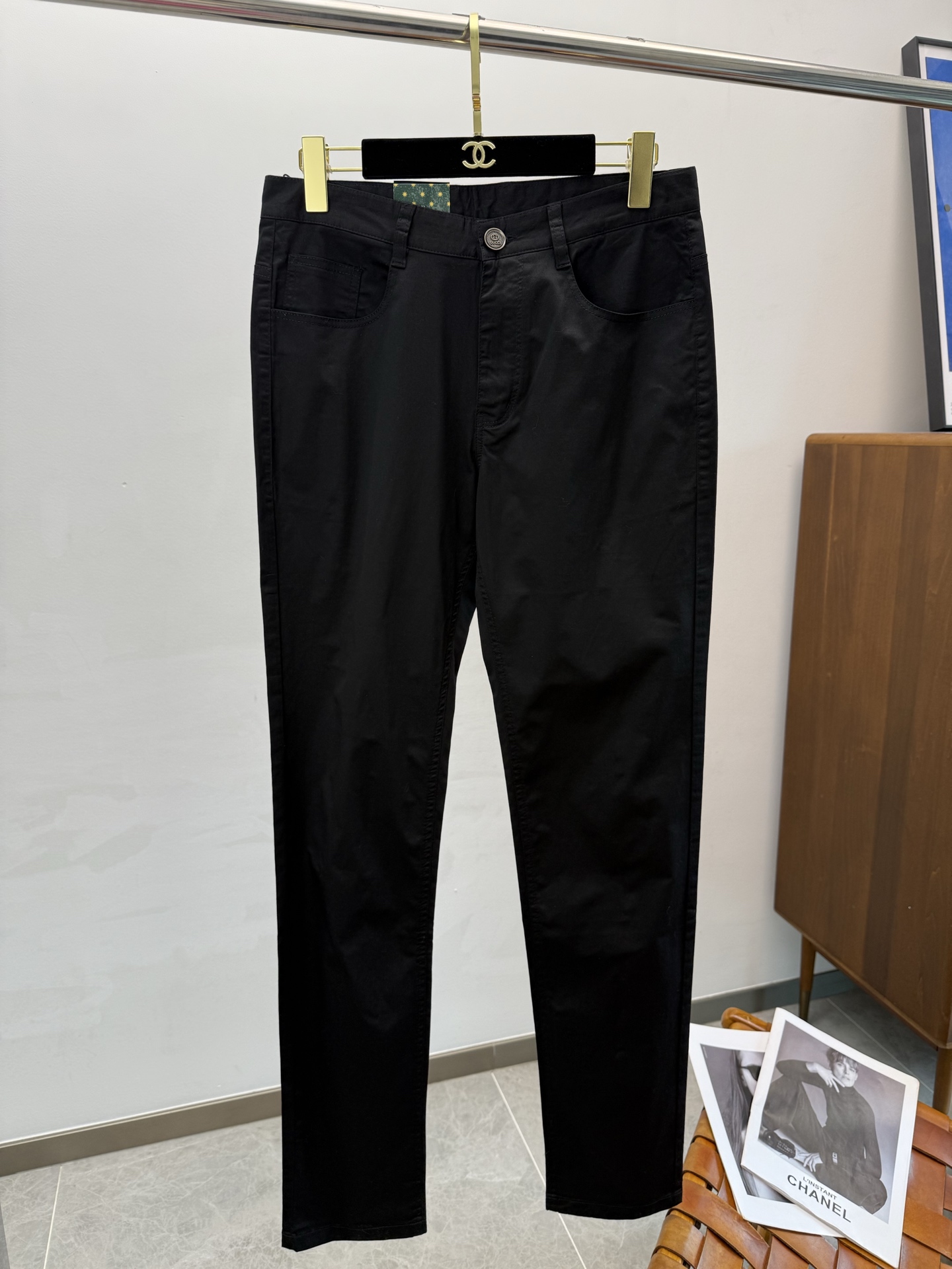 NO:417473,GU25S spring and summer men's straight jeans... Made of cotton denim fabric, soft texture without losing muscles and bones, dry and tough feel. Classic iconic embossed logo, soul-like embellishment. All indicators are top-quality, which naturally brings an excellent body feel!  !  !  29-40 yards, jeans,alexander wang19860909GU25S春夏男士直筒牛仔裤…棉质牛仔面料打造 质地柔软又不失筋骨,手感干爽有韧性 经典的标志性浮雕徽标,灵魂般的点缀 各项指标皆为上品,自然带来极佳的上身体感！！！码数29-40,,jeans,alexander wang,Men's clothing