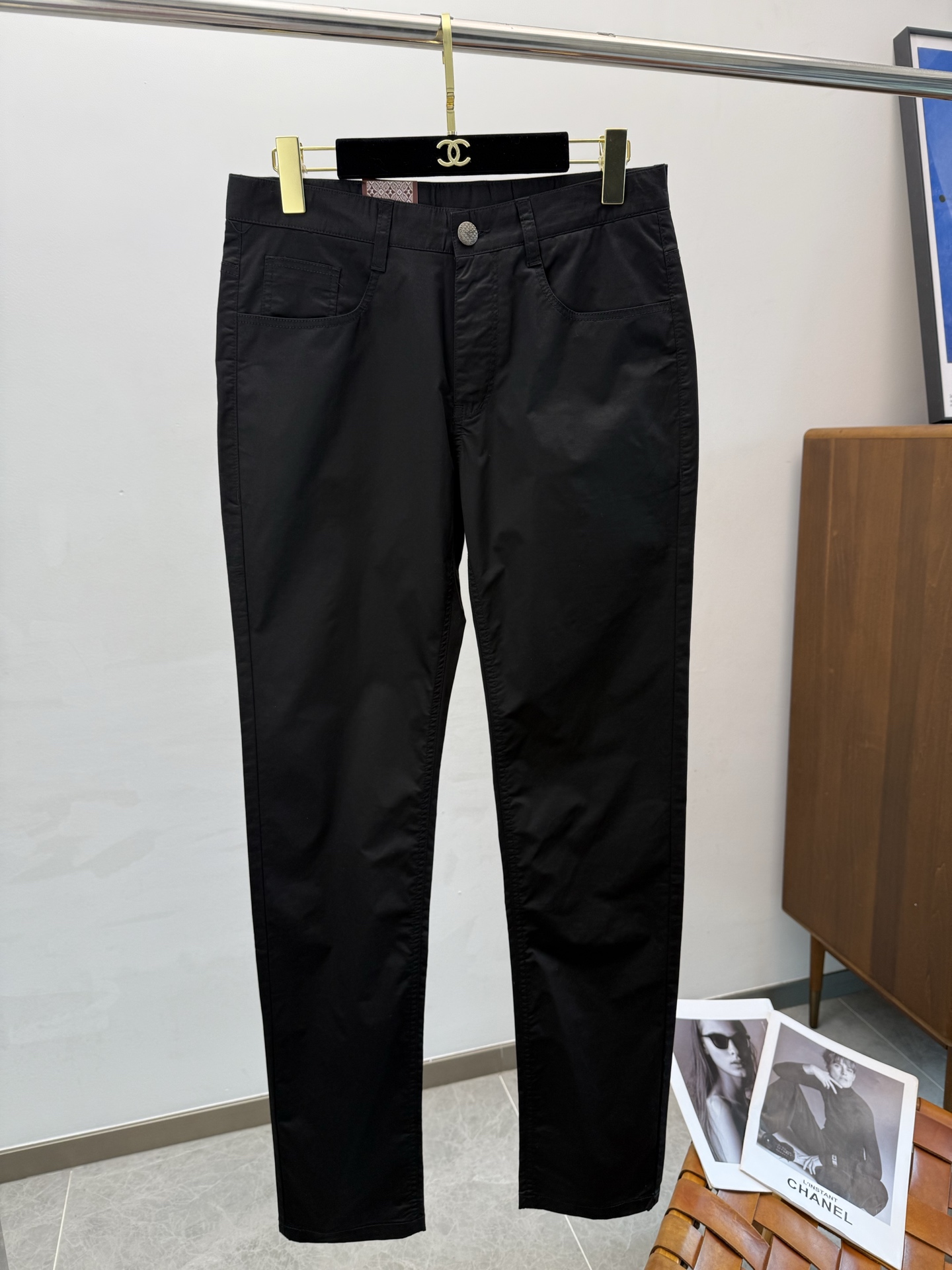 NO:417481,LV25S spring and summer men's straight jeans... Made of cotton denim fabric, soft texture without losing muscles and bones, dry and tough feel. Classic iconic embossed logo, soul-like embellishment. All indicators are top-quality, which naturally brings an excellent body feel!  !  !  29-40, louis vuitton, jeans, alexander wang19860909LV25S春夏男士直筒牛仔裤…棉质牛仔面料打造 质地柔软又不失筋骨,手感干爽有韧性 经典的标志性浮雕徽标,灵魂般的点缀 各项指标皆为上品,自然带来极佳的上身体感！！！码数29-40,,louis vuitton,jeans,alexander wang,Men's clothing