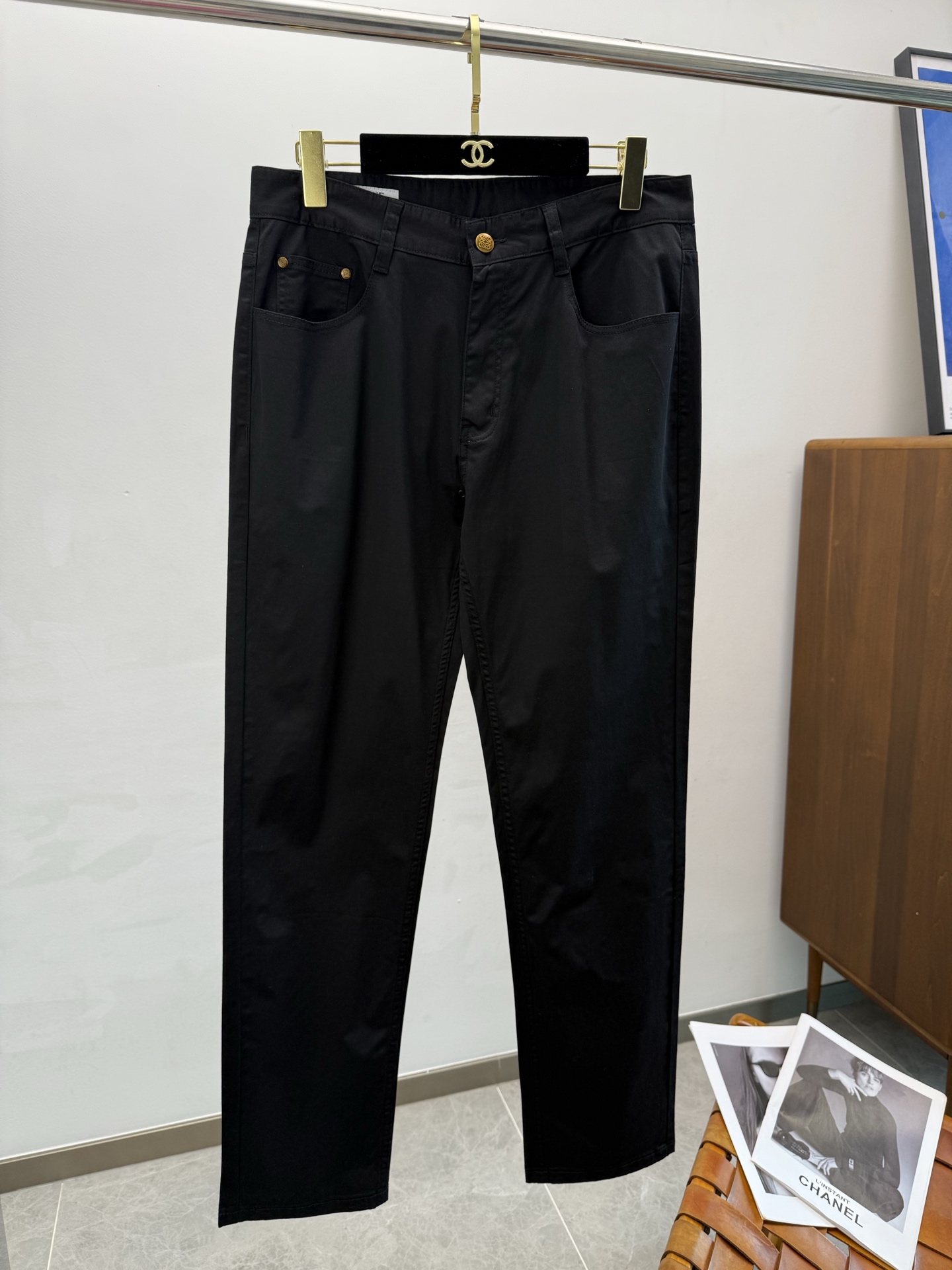 NO:417489,LOE25S spring and summer men's straight jeans... Made of cotton denim fabric, soft texture without losing muscles and bones, dry and tough feel. Classic iconic embossed logo, soul-like embellishment. All indicators are top-quality, which naturally brings an excellent body feel!  !  !  Count 29-40, loewe, jeans, alexander wang19860909LOE25S春夏男士直筒牛仔裤…棉质牛仔面料打造 质地柔软又不失筋骨,手感干爽有韧性 经典的标志性浮雕徽标,灵魂般的点缀 各项指标皆为上品,自然带来极佳的上身体感！！！码数29-40,,loewe,jeans,alexander wang,Men's clothing