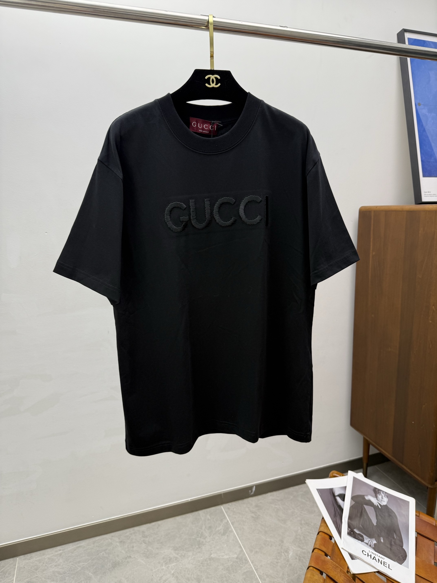 NO:417514,GU2025 spring and summer new short-sleeved sleeves have bright and bright overall color, smooth and soft feel, with a strong drape, natural and soft texture, super comfortable in the body, and a strong drape!  T-shirts are very comfortable and practical in daily wear, super toughness is better than ordinary cotton, the texture is delicate, soft and skin-friendly, the touch is light and cool, the color is bright and the color is fast, the breathability and drape are good.. Number of codes XS-XL, T-shirt,tees, t-shirt,alexander wang19860909GU2025 春夏新款短袖 整体上色泽较鲜明和光亮,手感顺滑揉软,悬垂感特强,质地自然柔软、贴身超级舒服,悬垂感特强！ T恤日常穿搭很自在很实用,超级的有韧性比起一般的棉手感质感都更好的,面料质地细腻、柔软、亲肤,触感轻薄凉爽,色泽艳丽色牢度高,透气性及悬垂性好..码数XS-XL,,T-shirt,tees，t-shirt,alexander wang,Men's clothing