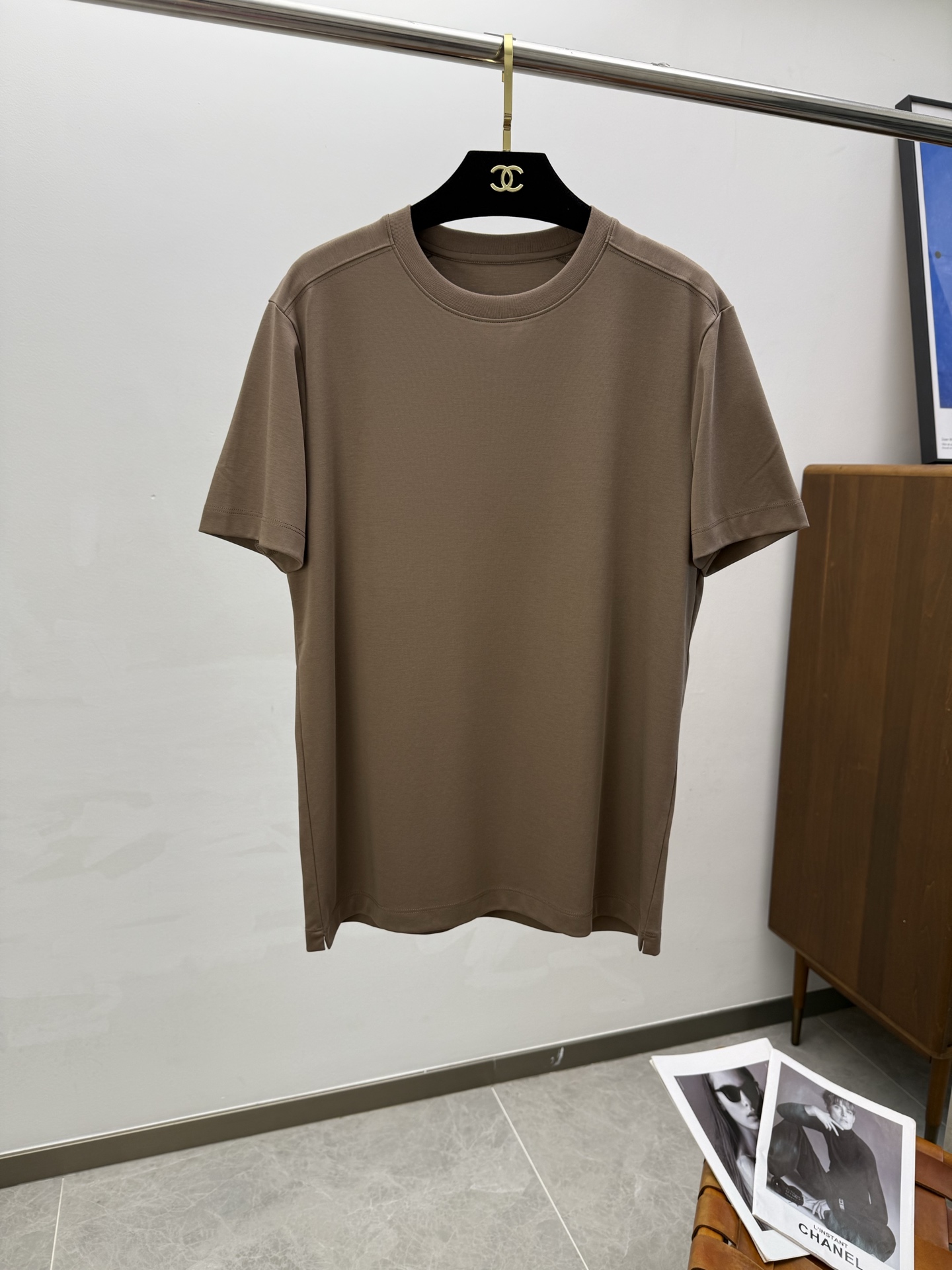 NO:417572,ZZ 2025 spring and summer new short-sleeved sleeves have a bright and bright overall color, smooth and soft feel, with a strong drape, natural and soft texture, super comfortable in the body, and a strong drape!  T-shirts are very comfortable and practical in daily wear, super toughness is better than ordinary cotton, the texture is delicate, soft and skin-friendly, the touch is light and cool, the color is bright and the color is fast, the breathability and drape are good.. Number of codes M-3XL, T-shirt,tees, t-shirt,alexander wang19860909ZZ 2025 春夏新款短袖 整体上色泽较鲜明和光亮,手感顺滑揉软,悬垂感特强,质地自然柔软、贴身超级舒服,悬垂感特强！ T恤日常穿搭很自在很实用,超级的有韧性比起一般的棉手感质感都更好的,面料质地细腻、柔软、亲肤,触感轻薄凉爽,色泽艳丽色牢度高,透气性及悬垂性好..码数M-3XL,,T-shirt,tees，t-shirt,alexander wang,Men's clothing