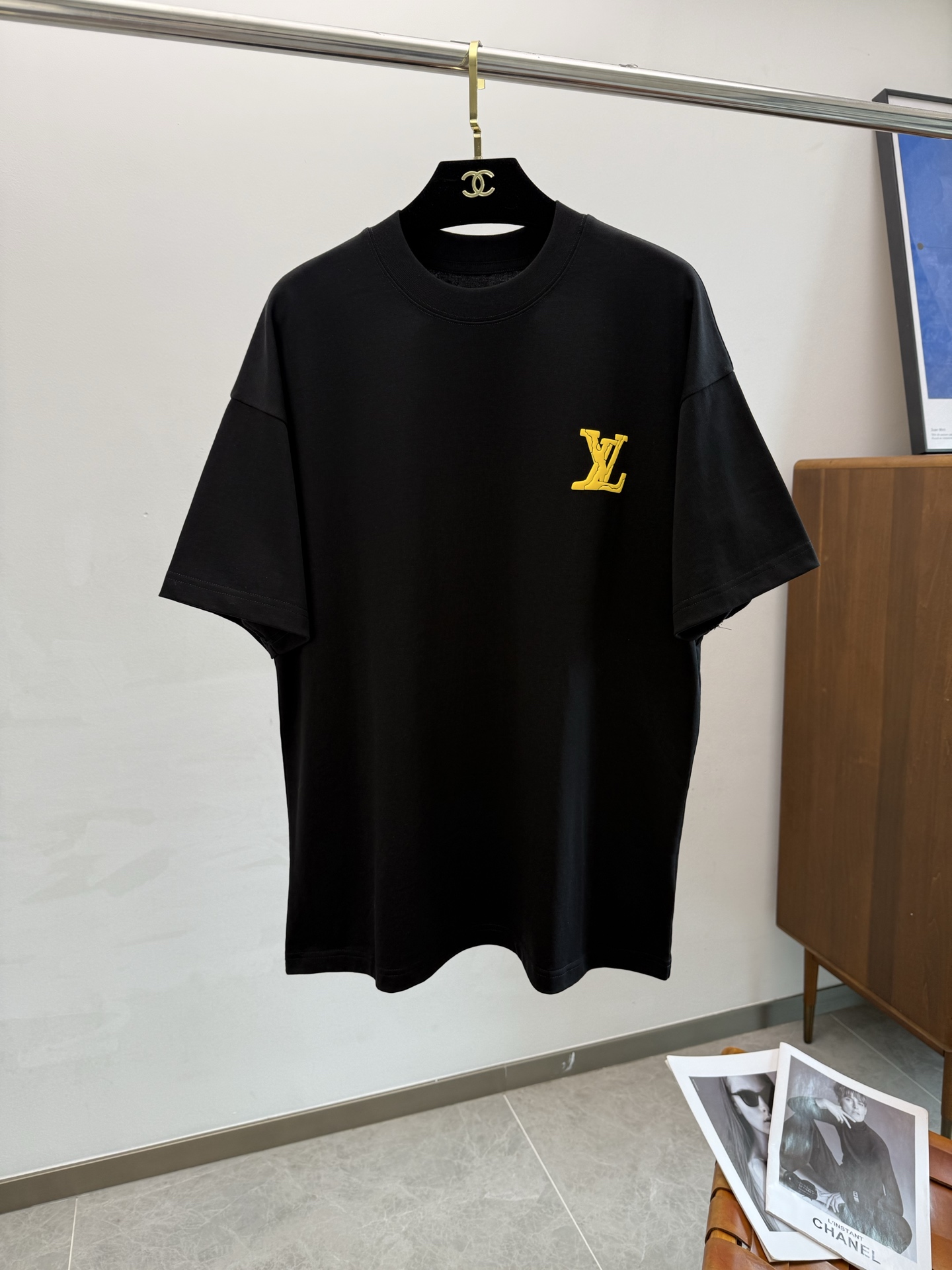 NO:417581,LV2025 spring and summer new short-sleeved sleeves have a bright and bright overall color, smooth and soft feel, with a strong drape, natural and soft texture, super comfortable in the body, and a strong drape!  T-shirts are very comfortable and practical in daily wear, super toughness is better than ordinary cotton, the texture is delicate, soft and skin-friendly, the touch is light and cool, the color is bright and the color is fast, the breathability and drape are good.. M-3XL,,louis vuitton, T-shirt,tees, t-shirt,alexander wang19860909LV2025 春夏新款短袖 整体上色泽较鲜明和光亮,手感顺滑揉软,悬垂感特强,质地自然柔软、贴身超级舒服,悬垂感特强！ T恤日常穿搭很自在很实用,超级的有韧性比起一般的棉手感质感都更好的,面料质地细腻、柔软、亲肤,触感轻薄凉爽,色泽艳丽色牢度高,透气性及悬垂性好..码数M-3XL,,louis vuitton,T-shirt,tees，t-shirt,alexander wang,Men's clothing