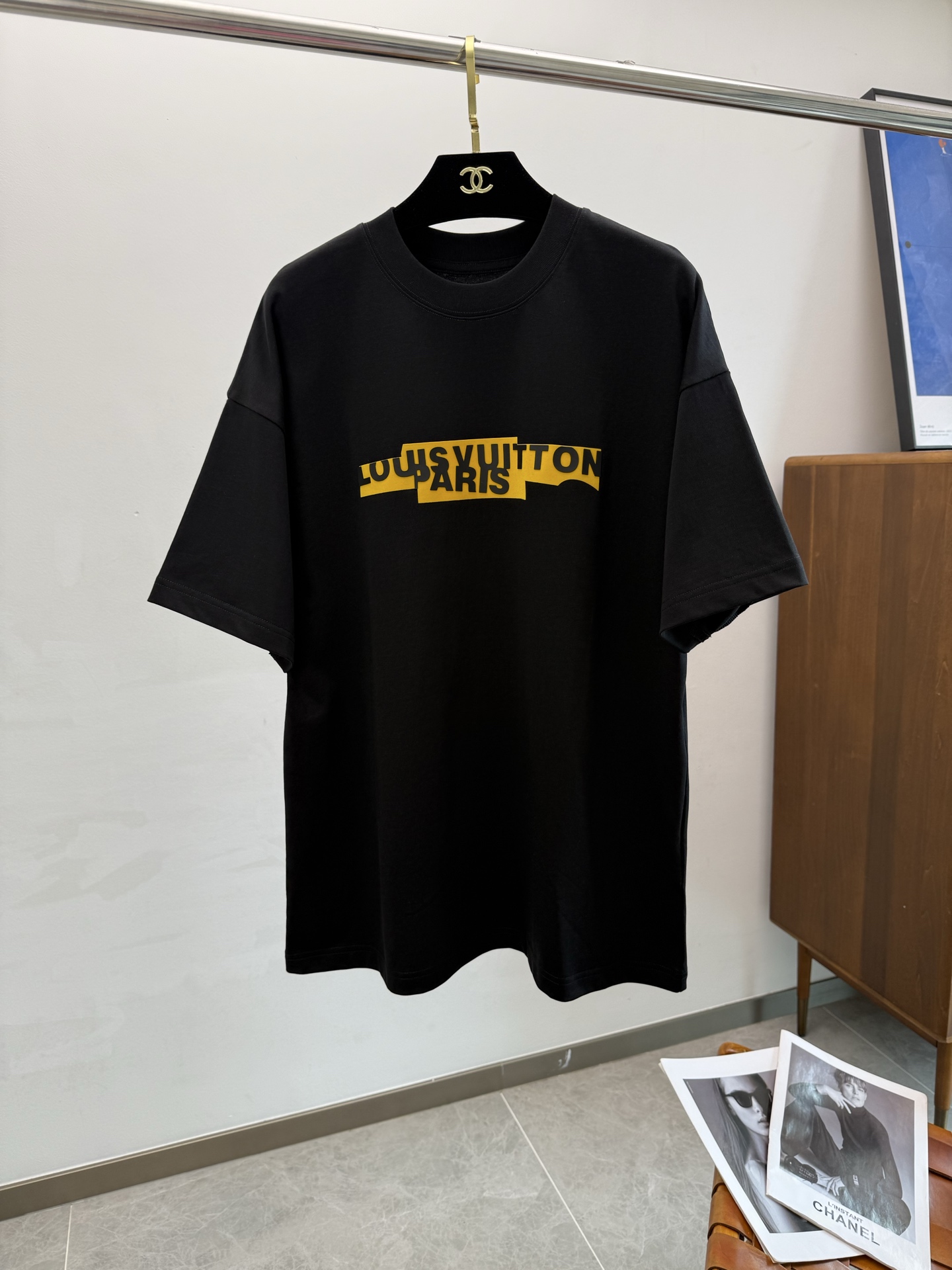 NO:410806,LV2025 spring and summer new short-sleeved sleeves have a bright and bright overall color, smooth and soft feel, with a strong drape, natural and soft texture, super comfortable in the body, and a strong drape!  T-shirts are very comfortable and practical in daily wear, super toughness is better than ordinary cotton, the texture is delicate, soft and skin-friendly, the touch is light and cool, the color is bright and the color is fast, the breathability and drape are good.. M-3XL,,louis vuitton, T-shirt,tees, t-shirt,alexander wang19860909LV2025 春夏新款短袖 整体上色泽较鲜明和光亮,手感顺滑揉软,悬垂感特强,质地自然柔软、贴身超级舒服,悬垂感特强！ T恤日常穿搭很自在很实用,超级的有韧性比起一般的棉手感质感都更好的,面料质地细腻、柔软、亲肤,触感轻薄凉爽,色泽艳丽色牢度高,透气性及悬垂性好..码数M-3XL,,louis vuitton,T-shirt,tees，t-shirt,alexander wang,Men's clothing