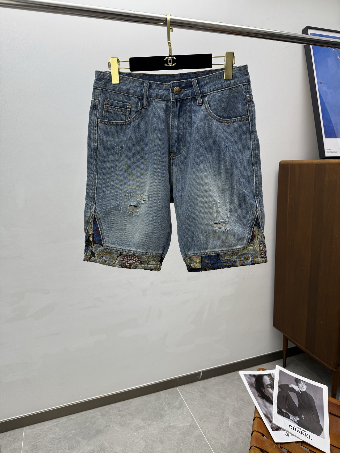 NO:417561,FEND2025ss summer new men's casual denim shorts, customized counter fabric, breathable and comfortable, impeccable details, brand element design concept, reflecting high quality. The feel is delicate and soft!  It is casually cut, with a great upper body style!  Size: 28-38, fendi, shorts, alexander wang19860909FEND2025ss夏季新款男士休闲牛仔短裤,专柜定制面料 透气舒适度高,细节无可挑剔,品牌元素设计理念,体现高品质.手感细腻柔软！呈现休闲裁剪,上身版型超赞！尺码:28-38,,fendi,shorts,alexander wang,Men's clothing