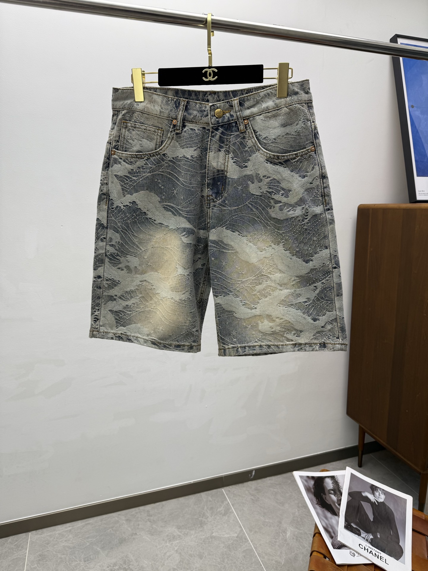 NO:417550,CD2025ss summer new men's casual denim shorts, customized counter fabric, breathable and comfortable, impeccable details, brand element design concept, reflecting high quality. The feel is delicate and soft!  It is casually cut, with a great upper body style!  Size: 28-38, shorts, alexander wang19860909CD2025ss夏季新款男士休闲牛仔短裤,专柜定制面料 透气舒适度高,细节无可挑剔,品牌元素设计理念,体现高品质.手感细腻柔软！呈现休闲裁剪,上身版型超赞！尺码:28-38,,shorts,alexander wang,Men's clothing
