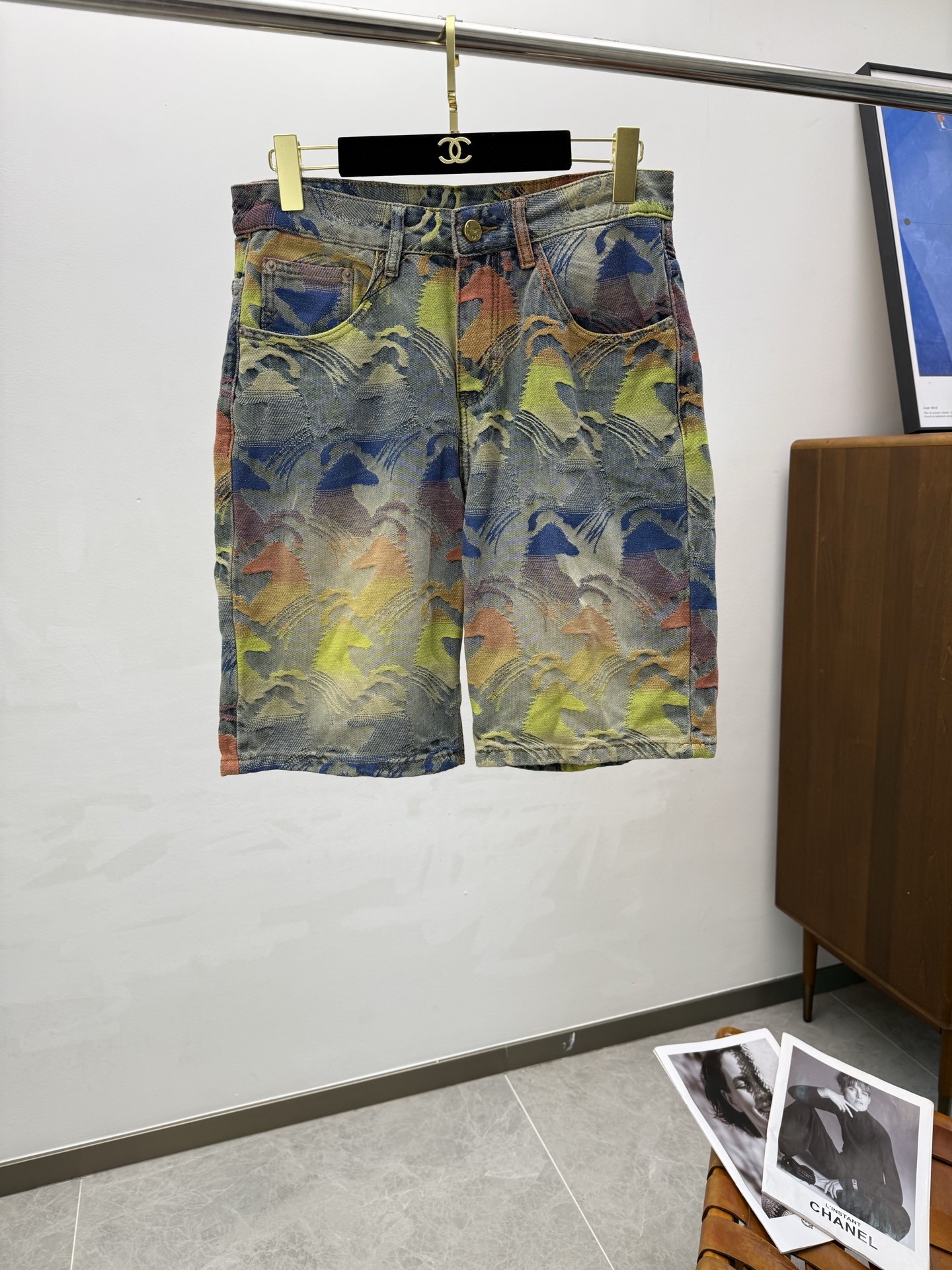 NO:417542,LB2025ss summer new men's casual denim shorts, customized counter fabric, breathable and comfortable, impeccable details, brand element design concept, reflecting high quality. The feel is delicate and soft!  It is casually cut, with a great upper body style!  Size: 28-38, shorts, alexander wang19860909LB2025ss夏季新款男士休闲牛仔短裤,专柜定制面料 透气舒适度高,细节无可挑剔,品牌元素设计理念,体现高品质.手感细腻柔软！呈现休闲裁剪,上身版型超赞！尺码:28-38,,shorts,alexander wang,Men's clothing