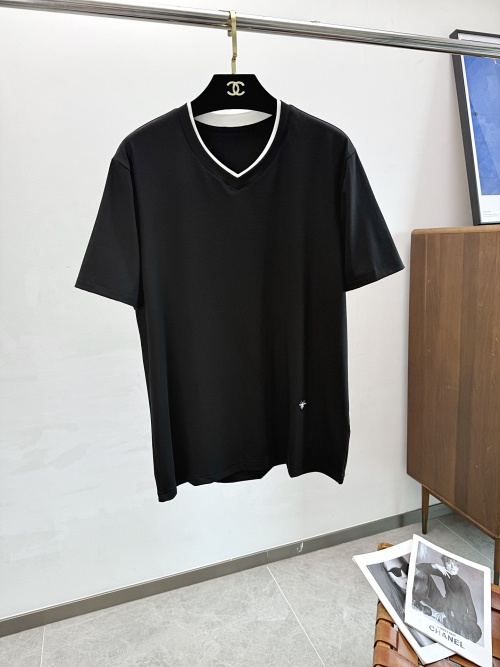 Dior T-shirt à col en V noir, confortable et respirant – Collection Printemps/Été 1 Dior T-shirt à col en V noir, confortable et respirant – Collection Printemps/Été