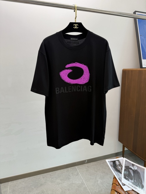 Balenciaga Zwart T-shirt met Roze Logo - Zachte en Comfortabele Pasvorm 1 Balenciaga Zwart T-shirt met Roze Logo - Zachte en Comfortabele Pasvorm