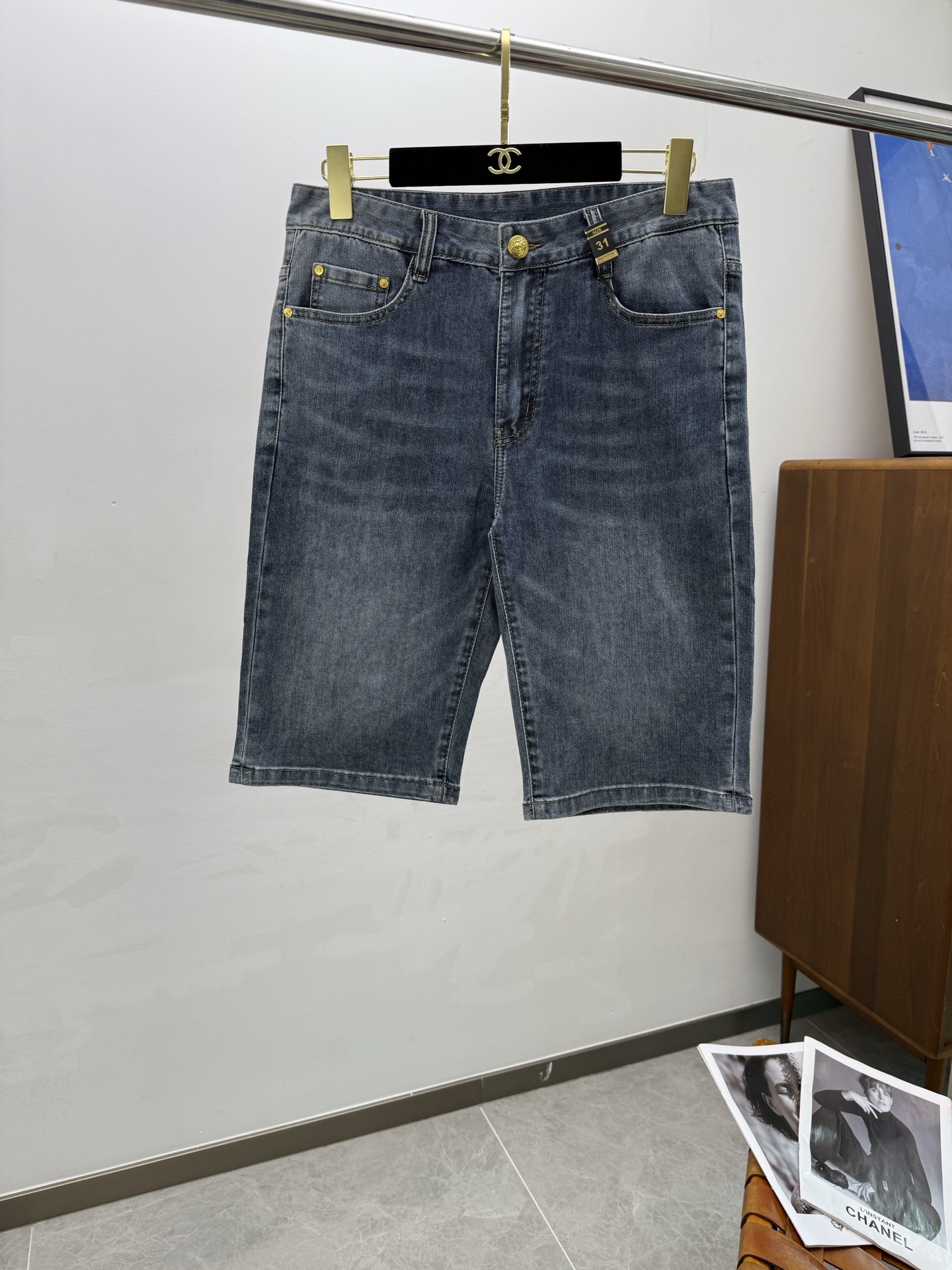 Elegantes shorts vaqueros de corte relajado para hombre, diseño de marca.