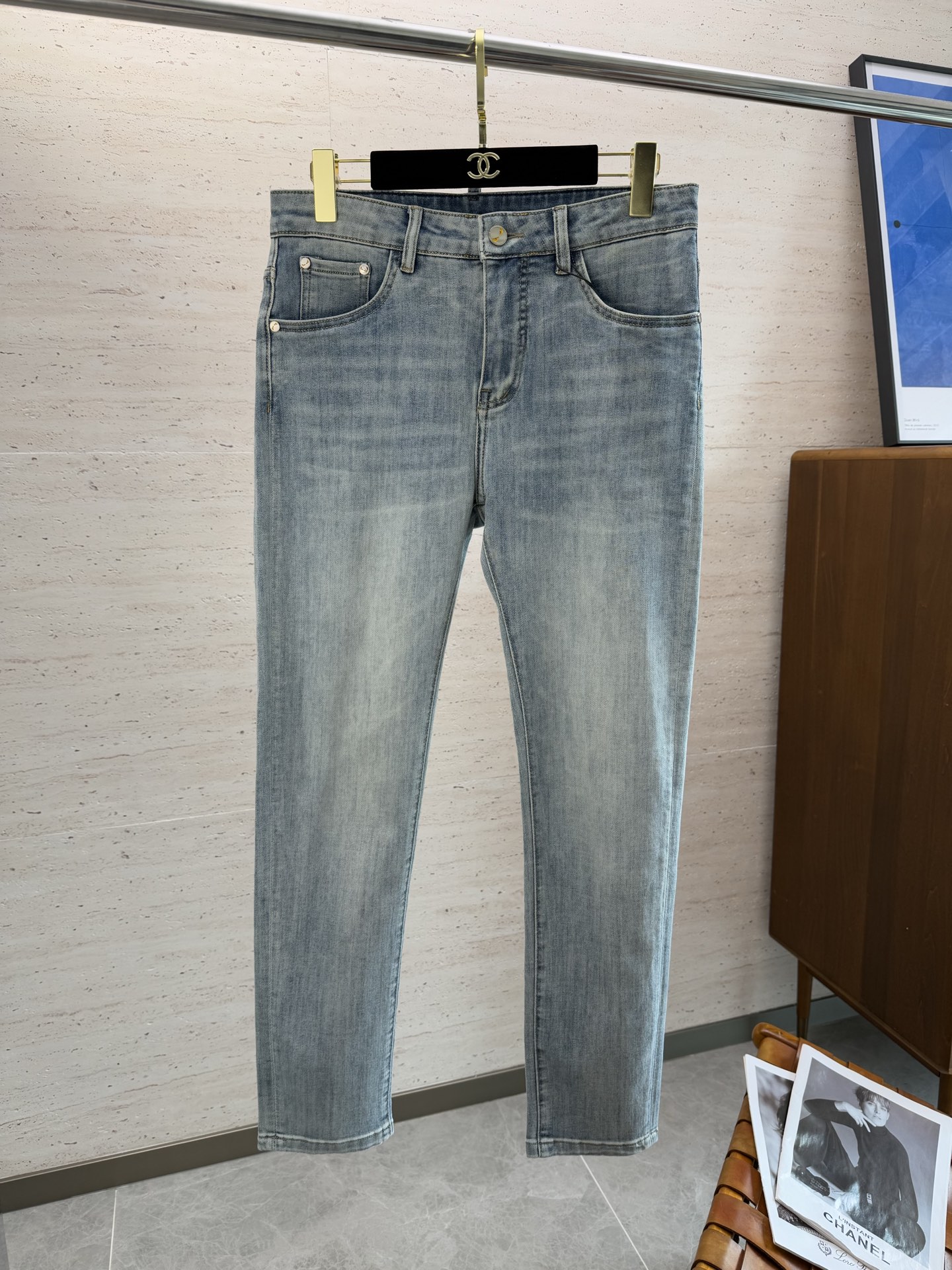 Men's Straight-Leg Jeans in Soft Cotton Denim with Subtle Logo Detail. 2 i1749388570932 9800 0 0