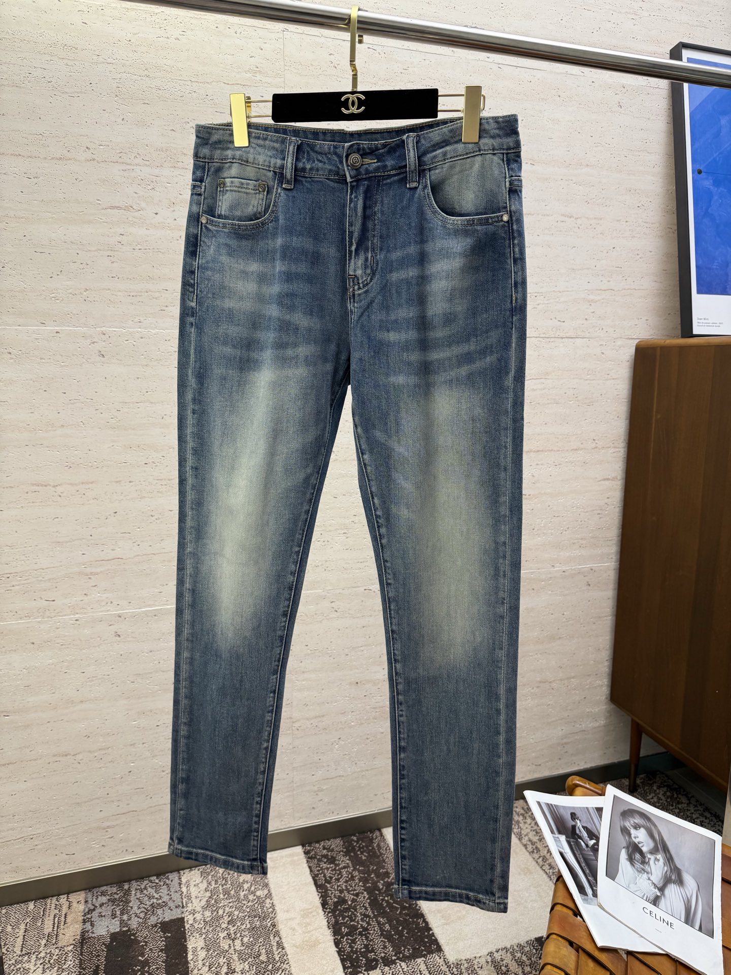 NO:422588,HER25S spring and summer men's straight jeans cotton denim fabric is made of soft texture without losing muscles and bones, dry and tough. Classic iconic embossed logo, soul-like embellishment. All indicators are top-quality, which naturally brings an excellent body feel!  !  !  Number of codes: 29-3835, jeans,alexander wang19860909HER25S春夏男士直筒牛仔裤棉质牛仔面料打造 质地柔软又不失筋骨,手感干爽有韧性 经典的标志性浮雕徽标,灵魂般的点缀 各项指标皆为上品,自然带来极佳的上身体感！！！码数: 29-3835,,jeans,alexander wang,Men's clothing