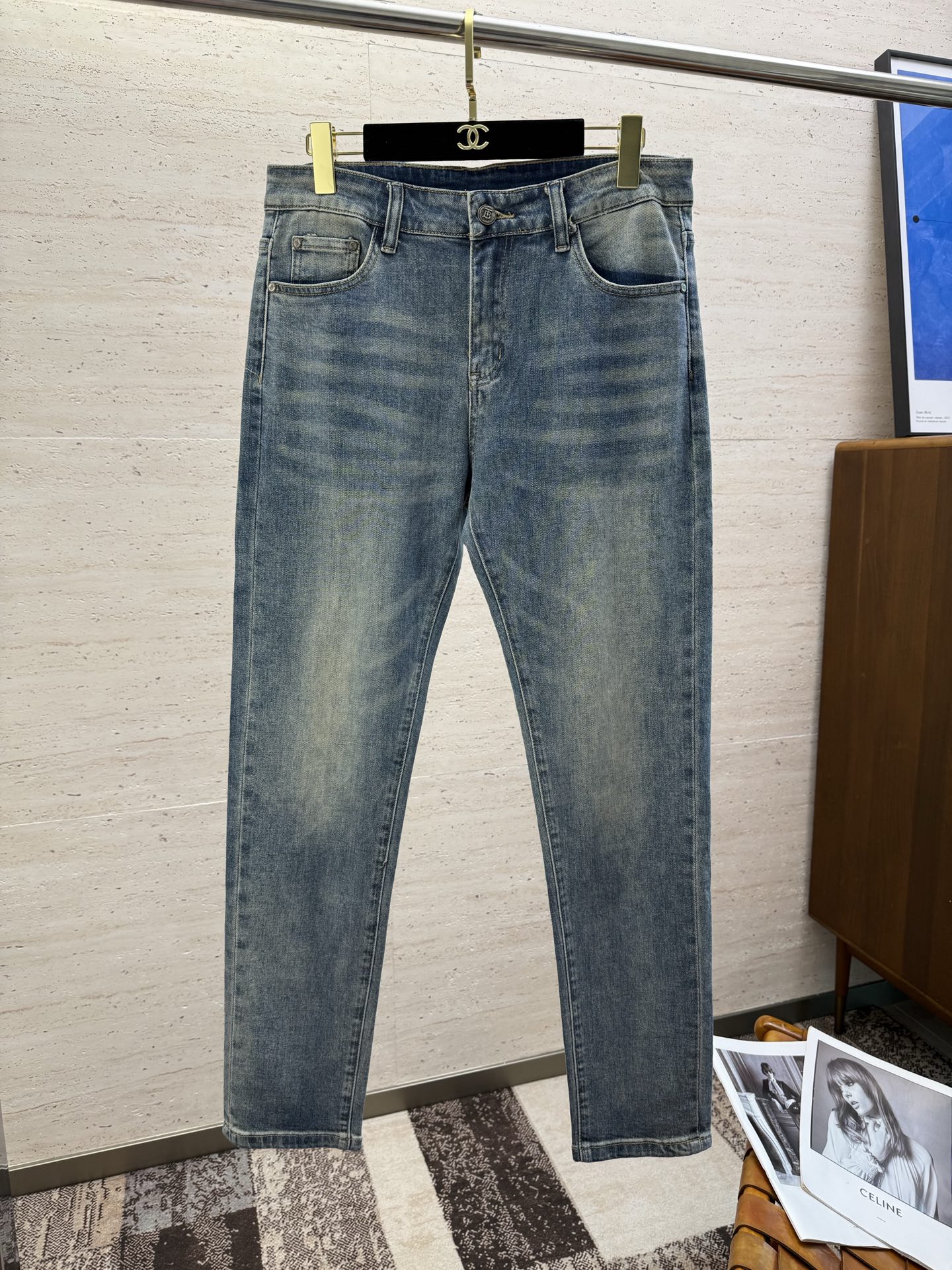 NO:422570,BUR25S spring and summer men's straight jeans cotton denim fabric is made of soft texture without losing muscles and bones, dry and tough. Classic iconic embossed logo, soul-like embellishment. All indicators are top-quality, which naturally brings an excellent body feel!  !  !  Count 29-3835, burberry, jeans, alexander wang19860909BUR25S春夏男士直筒牛仔裤棉质牛仔面料打造 质地柔软又不失筋骨,手感干爽有韧性 经典的标志性浮雕徽标,灵魂般的点缀 各项指标皆为上品,自然带来极佳的上身体感！！！码数29-3835,,burberry,jeans,alexander wang,Men's clothing